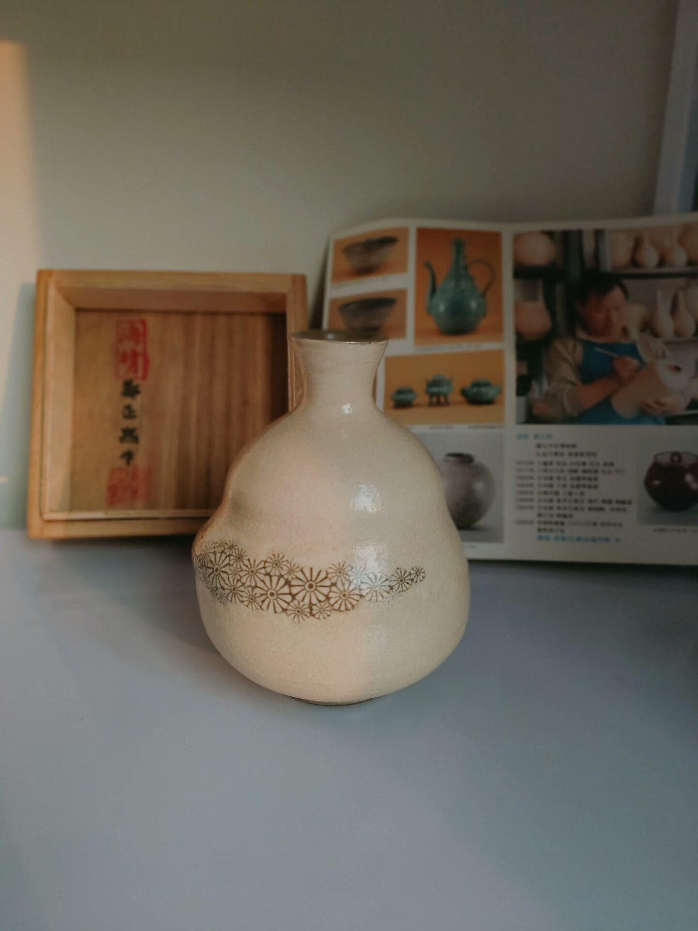 嚴選高麗青瓷名家鄭正默海晴作粉青菊紋花瓶，手制珍品，高13.5cm、肚徑