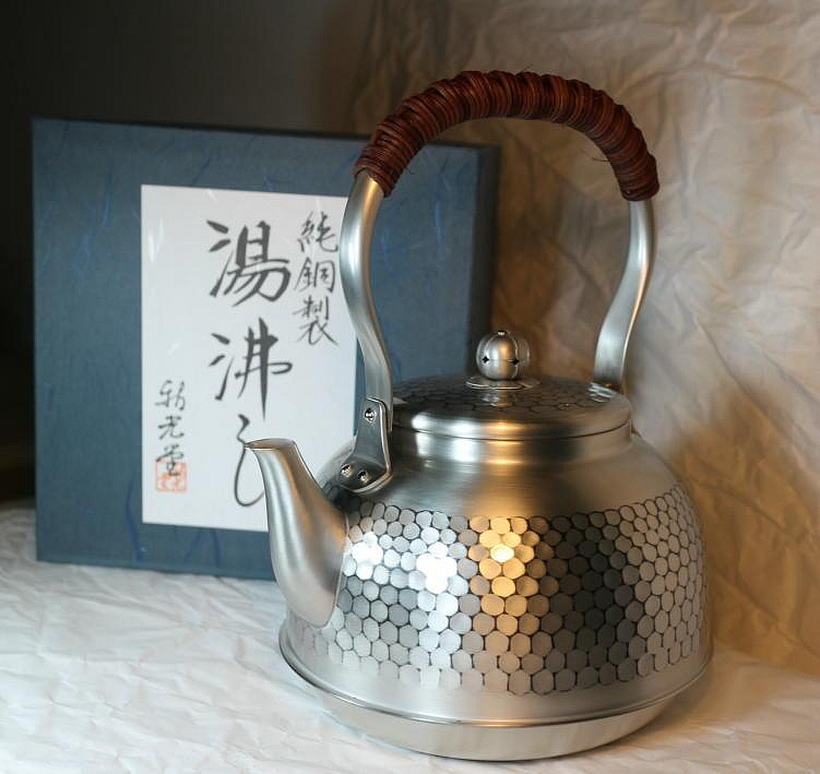 純銀製　霰紋透彫摘湯沸　銀瓶　重量約984ｇ　箱あり　刻印あり　BK122 光立 純銀 霰湯沸5寸 | 森銀器製作所