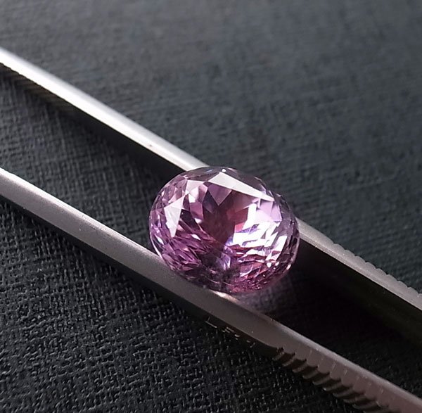 天然寶石的一種 ☆采鑫天然寶石☆**心的綻放** 珠寶級紫鋰輝(孔賽石Kunzite)~濃彩放光