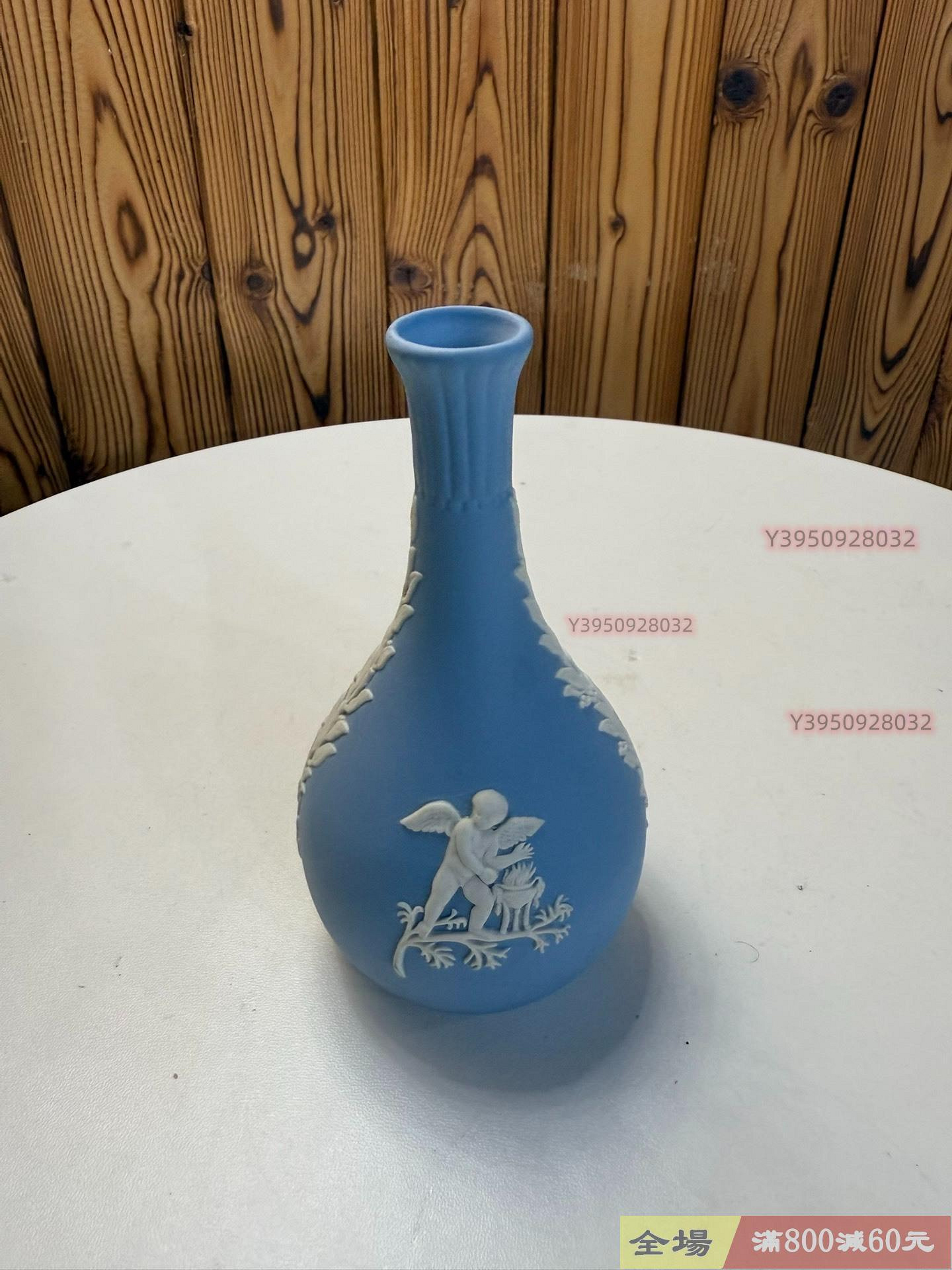英國Wedgwood藍色浮雕花瓶瓶身淺藍色陶瓷材質瓶身兩側立體浮雕白色花卉