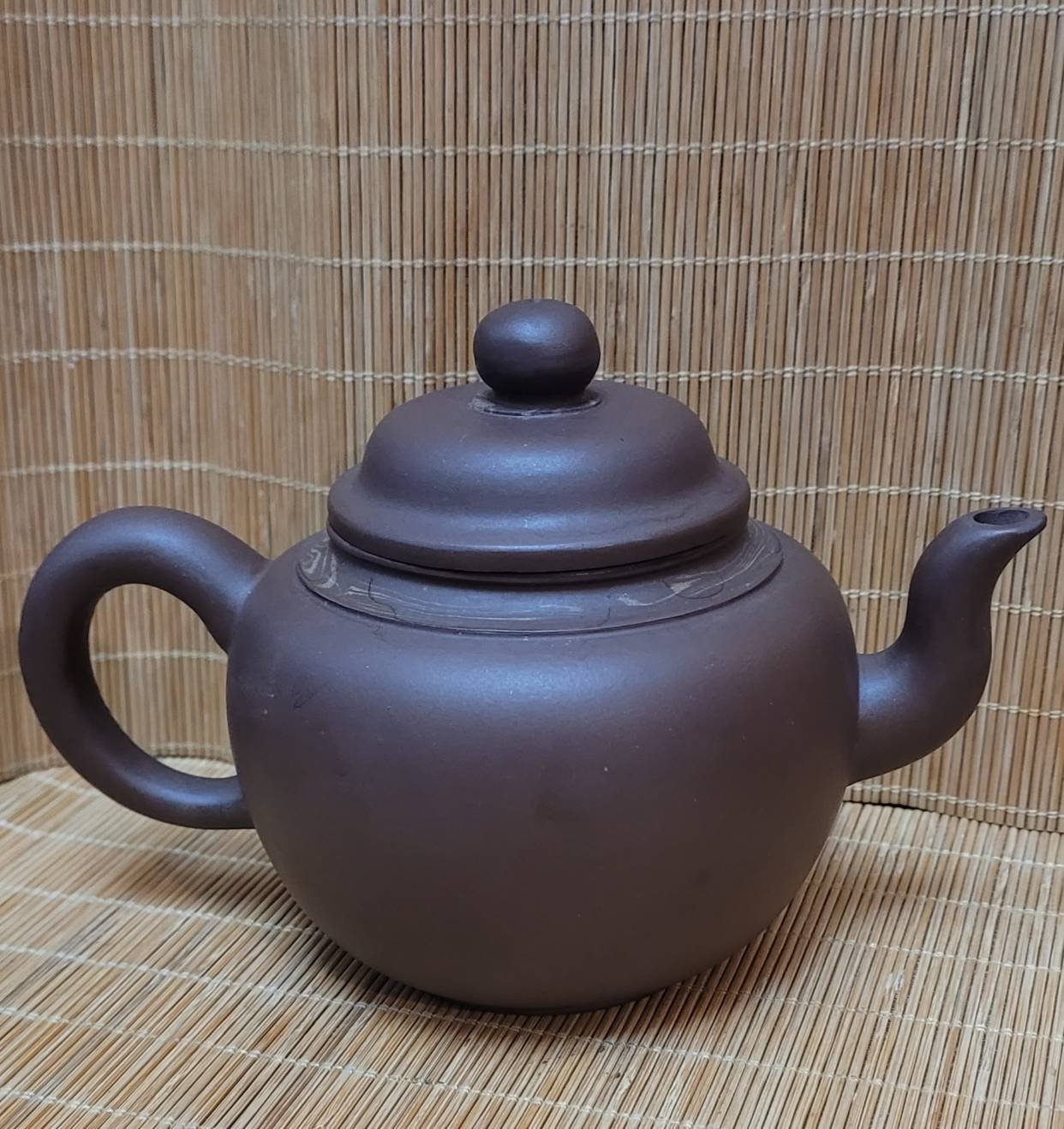 六合堂@@@紫砂一廠80年末，攪泥肩紋紫砂壺，落款：荊溪亞仙制陶蓋款