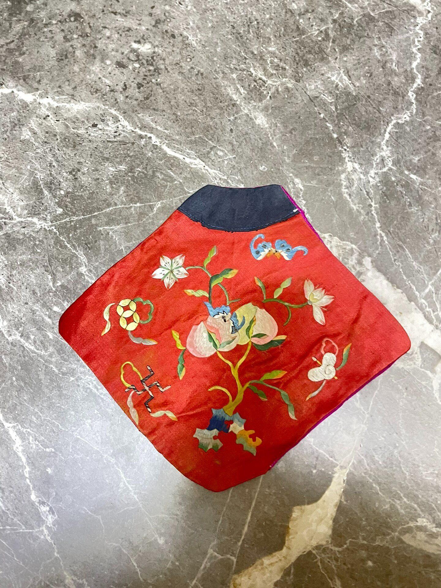 清代五彩福壽肚兜繡工精湛色彩鮮艷19x20公分收藏裝飾肚兜古董福祿