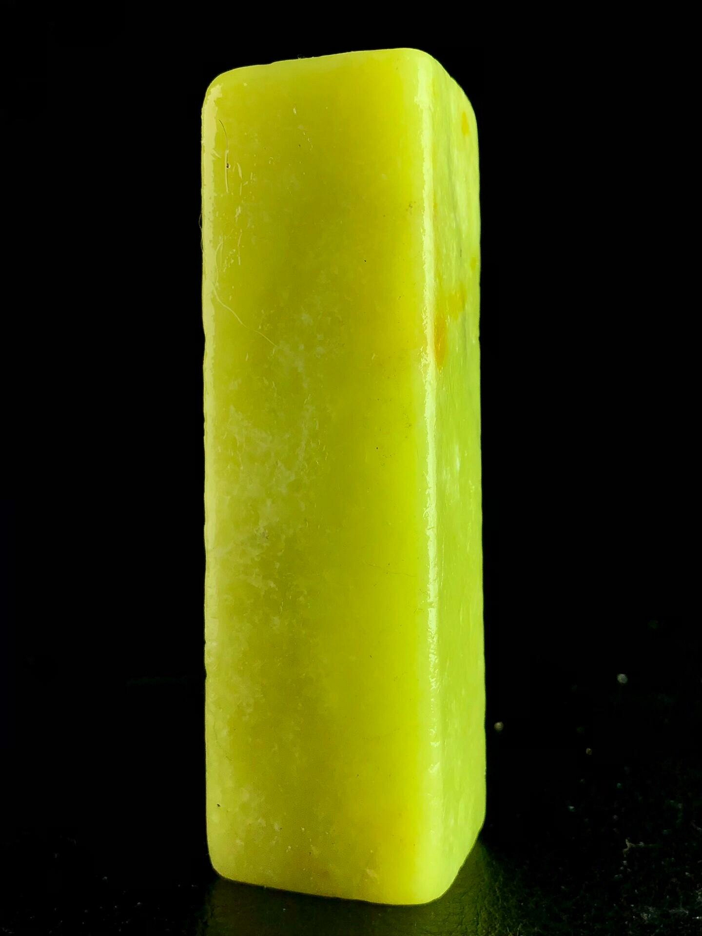 嚴選明代謝在杭手作壽山艾葉綠石老包漂藏品，尺寸97.29×29mm，稀世難求
