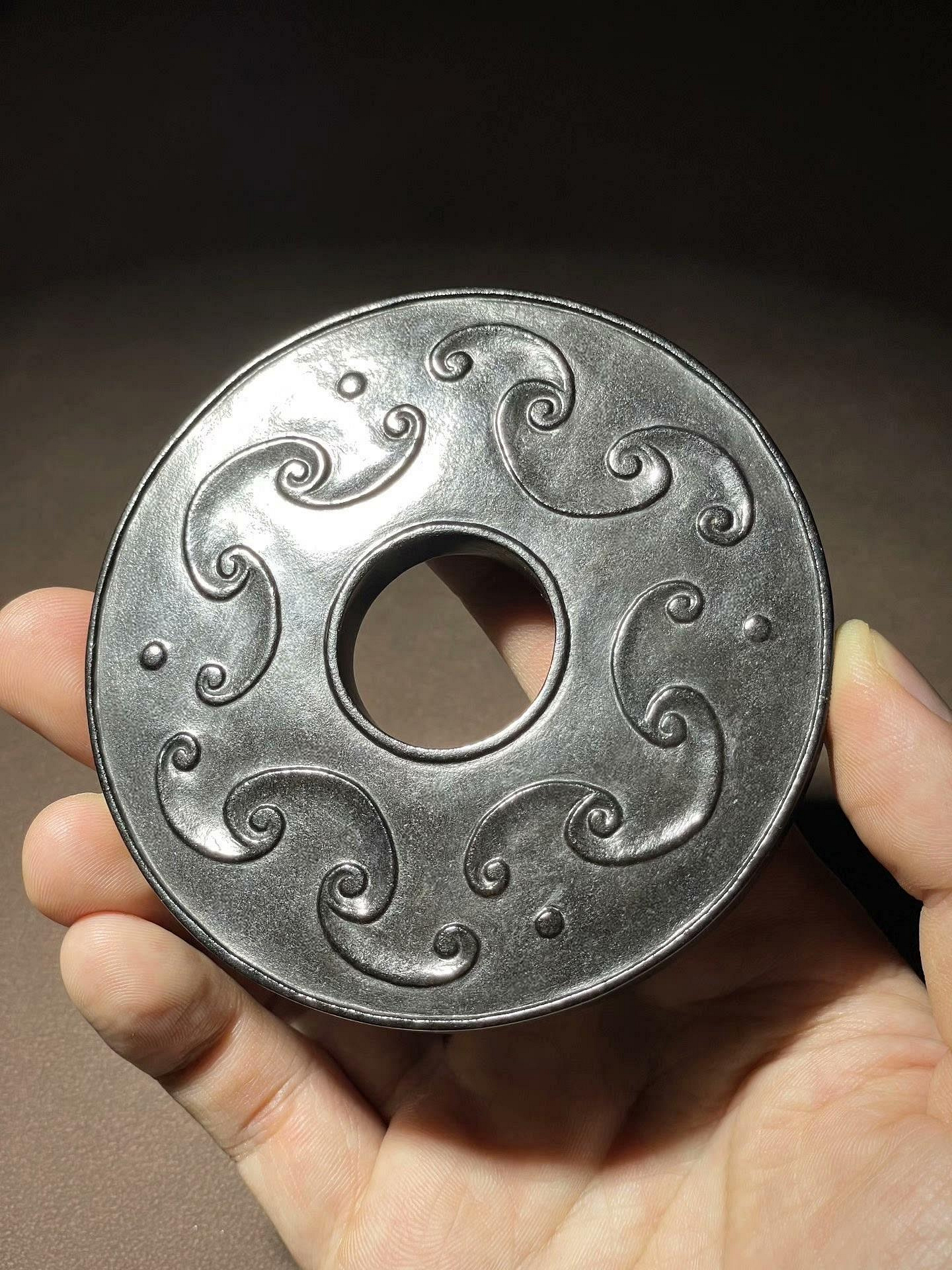 舊藏和田玉提油雙龍壁（的） 尺寸直徑9cm，重173克，籽料玉質，黑提油