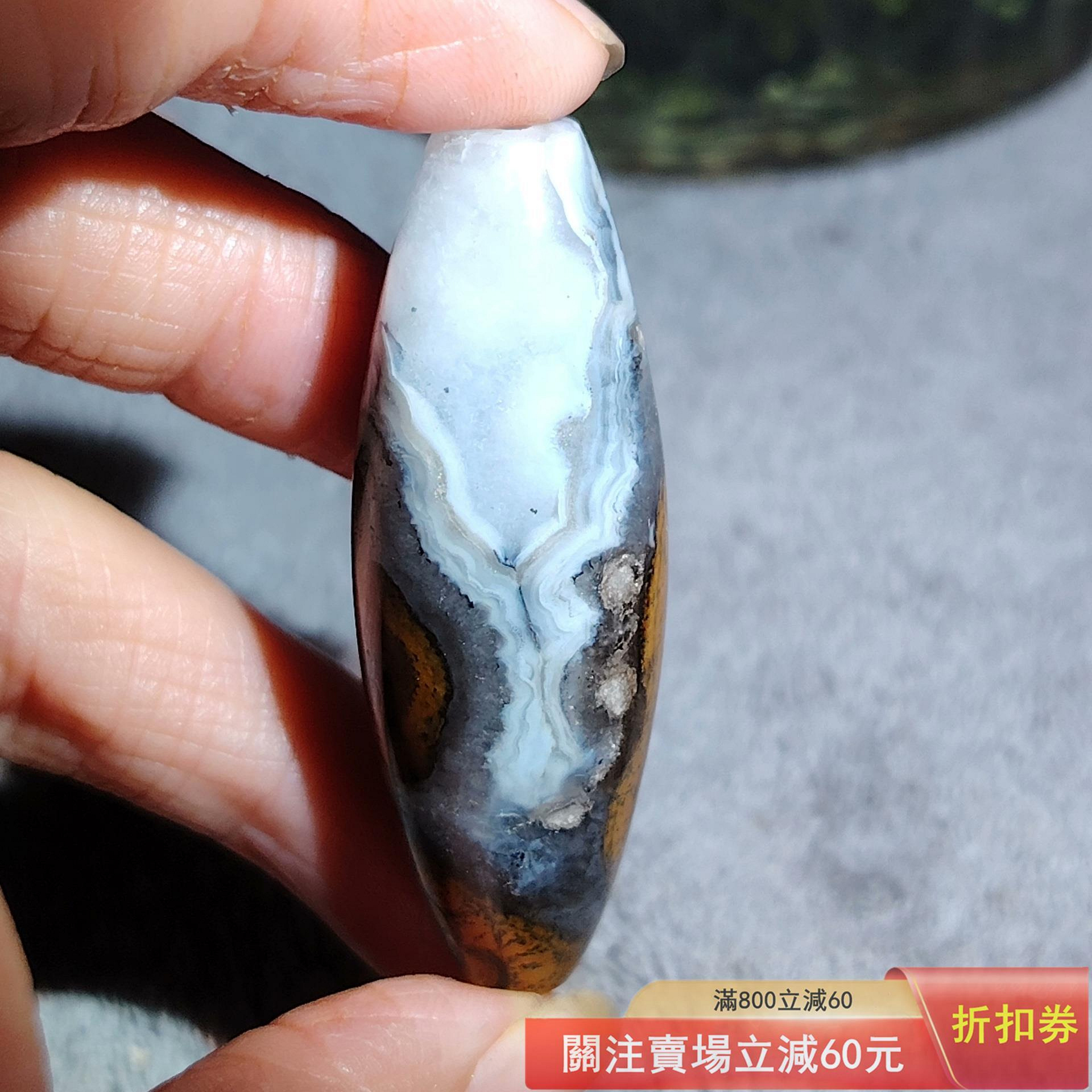 早期地表打磨而成的瑪瑙底象形天然天珠九眼石頁巖鎖骨珠，尺寸50*17mm