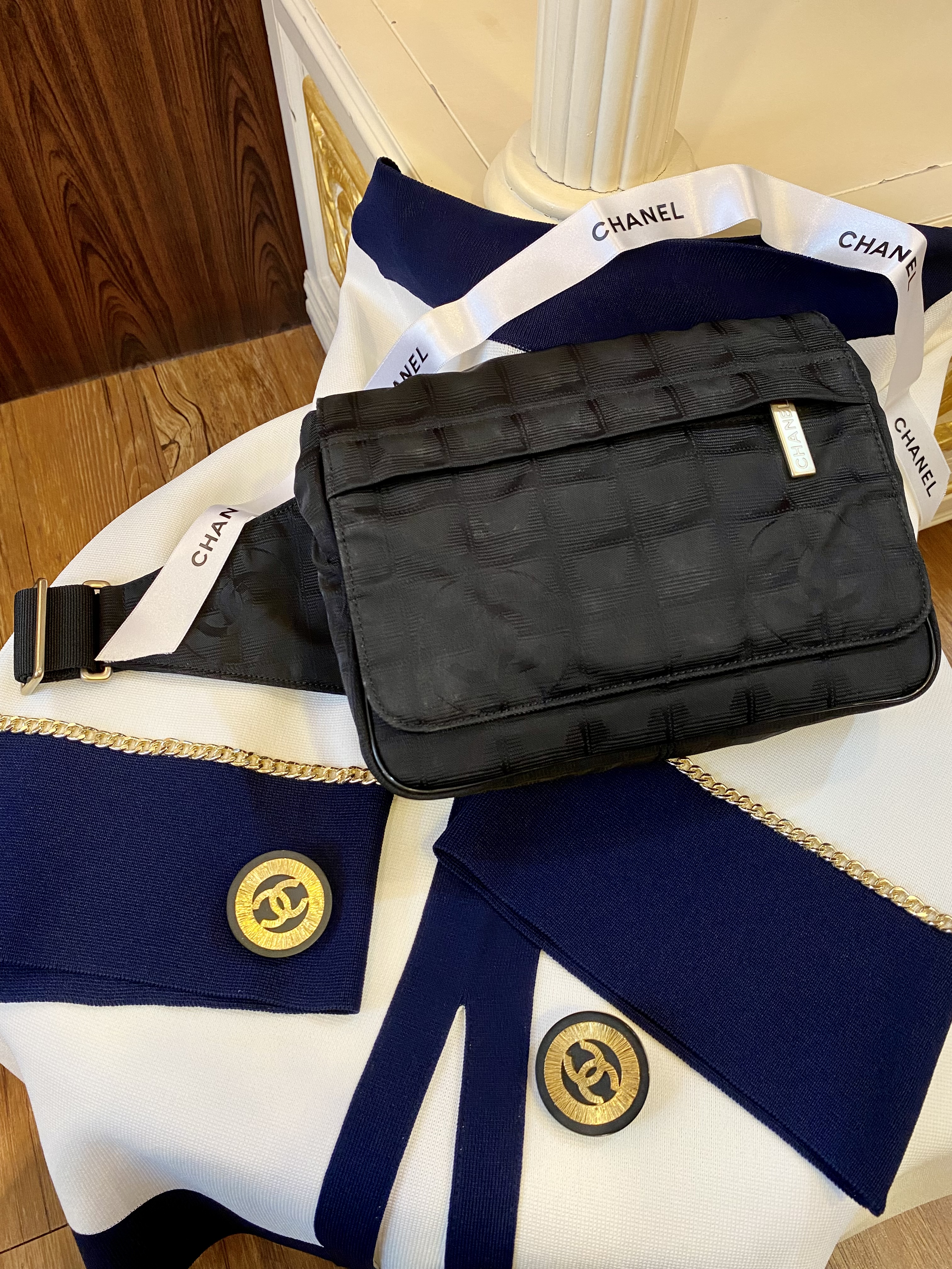 【NA She.歐美精品進口服飾名品】CHANEL 黑色復古運動格紋雙C大LOGO腰包胸口包霹靂腰包冰格包相機包斜背包老香 Travel Line A29346