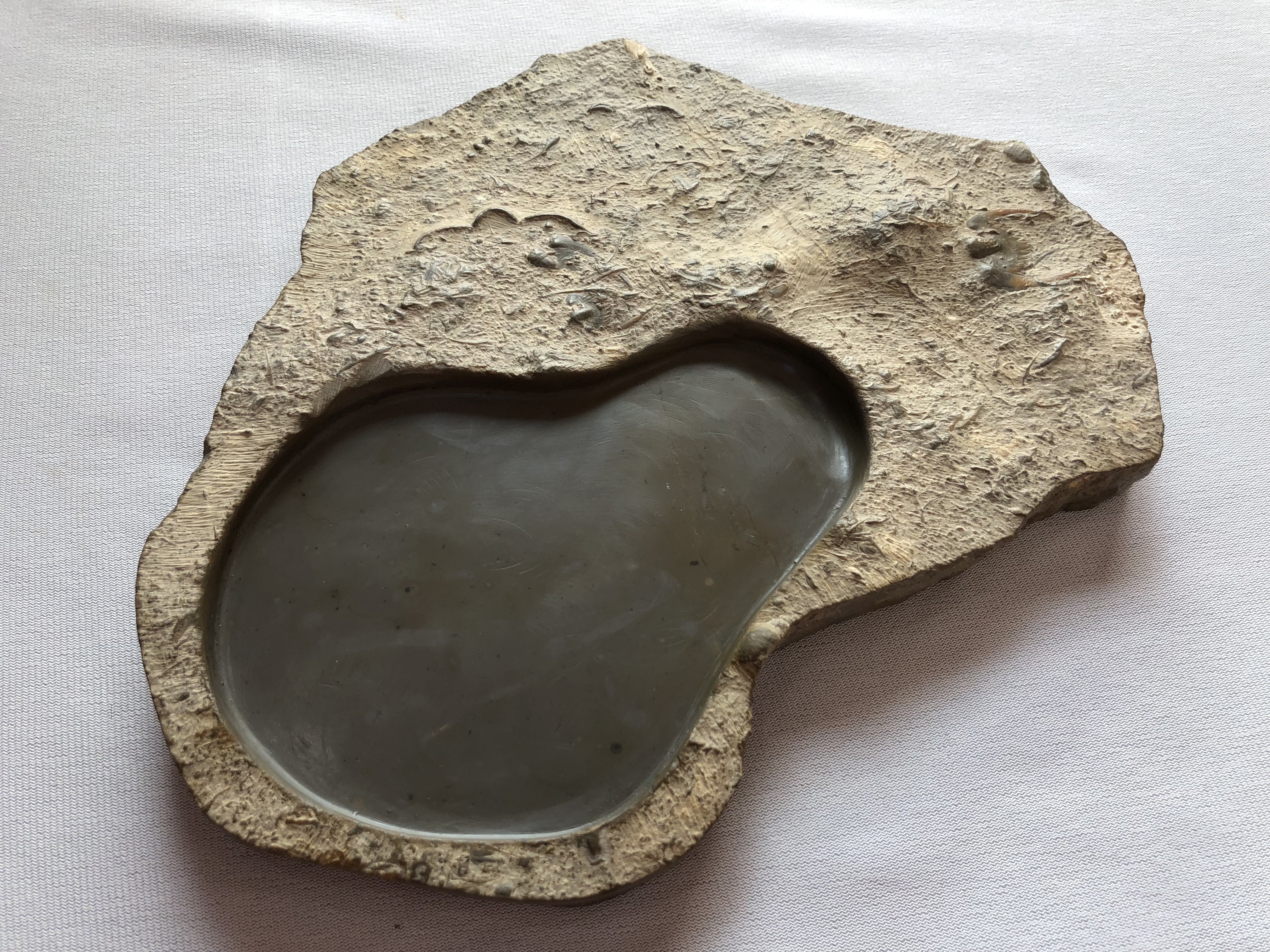 中国燕子石　硯 山东名砚，燕子石即三叶虫化石