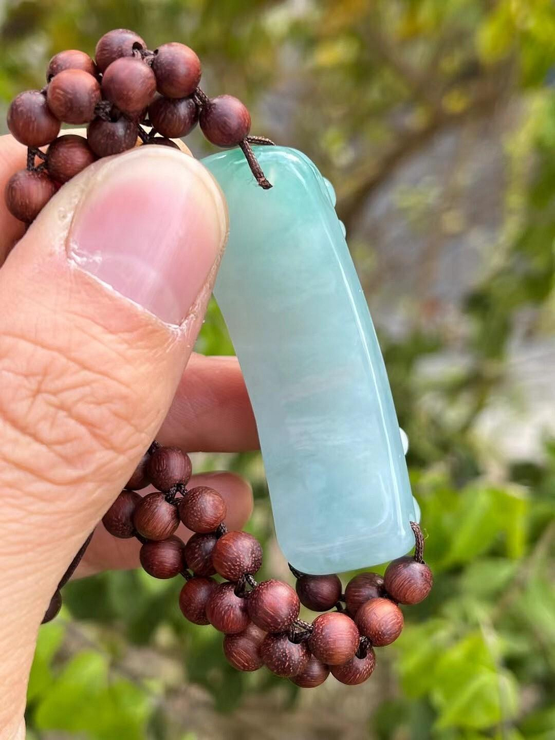 翡翠蓮花魚主題手牌，大尺寸厚工藝，藍晴底色清爽無裂，適合收藏與搭配
