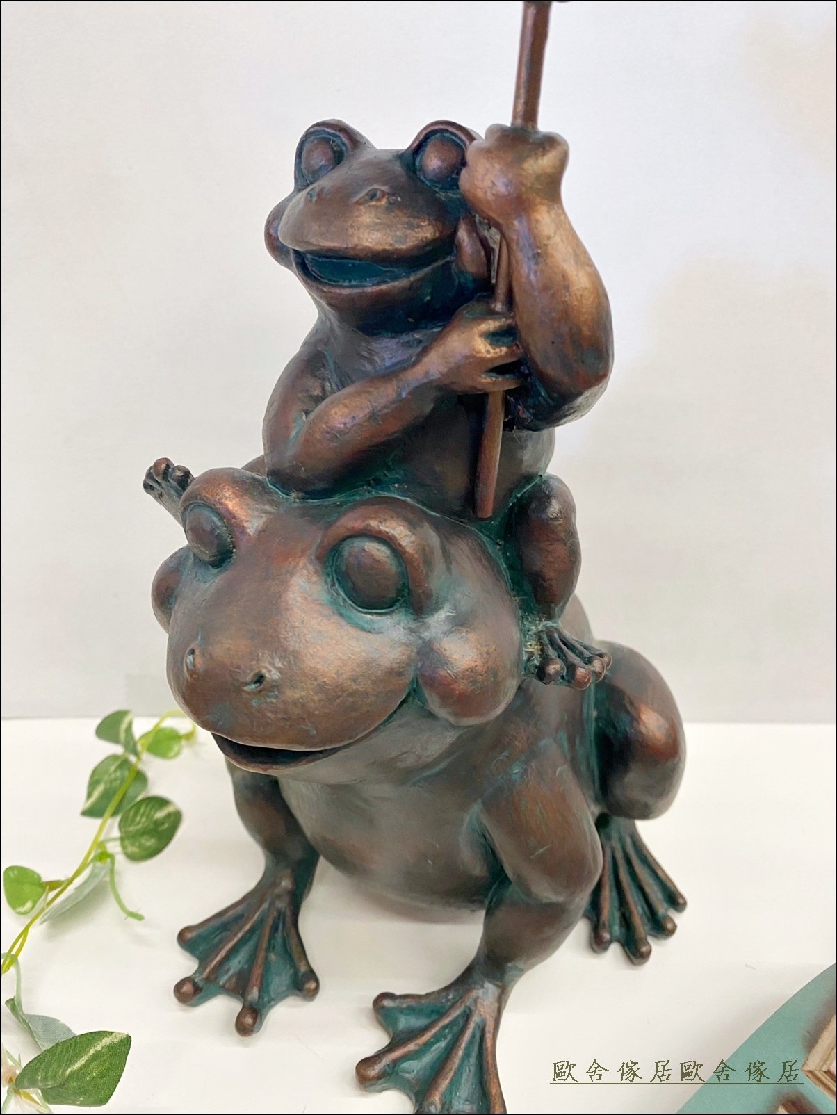 仿銅雕青蛙擺件波麗製品可愛青蛙撐向日葵裝飾品仿古青銅綠青蛙擺飾品大