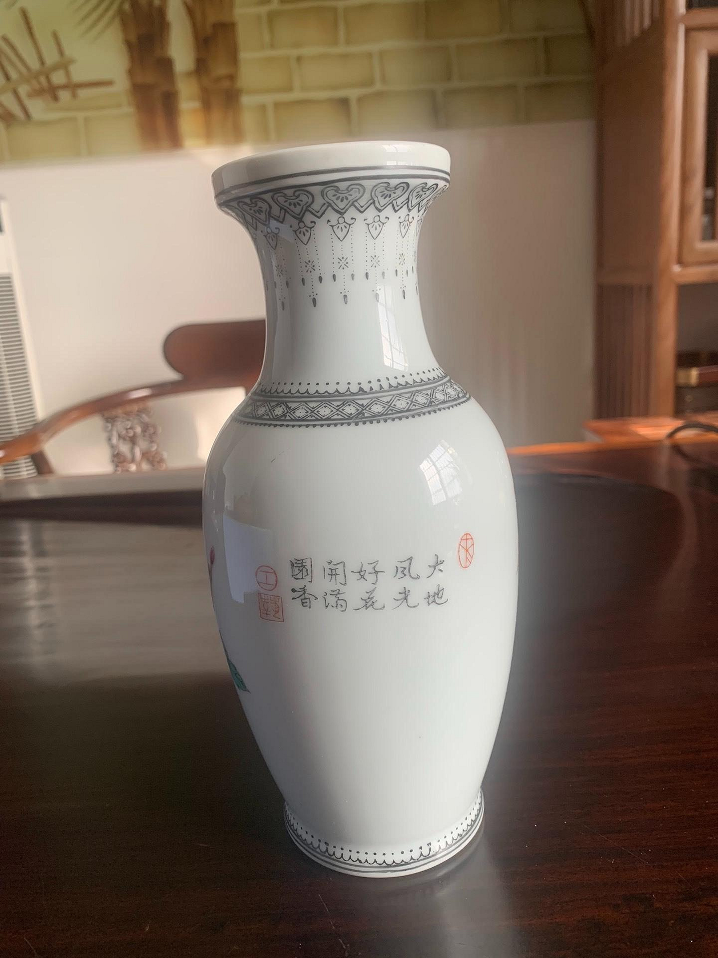 五十年代官窯琺瑯彩花卉詩文錦雞圖筒瓶，手工細膩tái版清代技法，錦雞