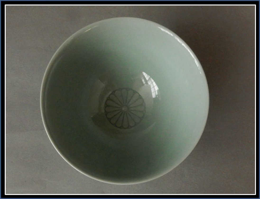 三代 諏訪蘇山 茶道具 嵯峨青磁 菊紋 茶碗 共箱 さが御所印 【k3219】 三代 諏訪蘇山 茶道具 嵯峨青磁 菊紋 茶碗 共箱 さが御所印