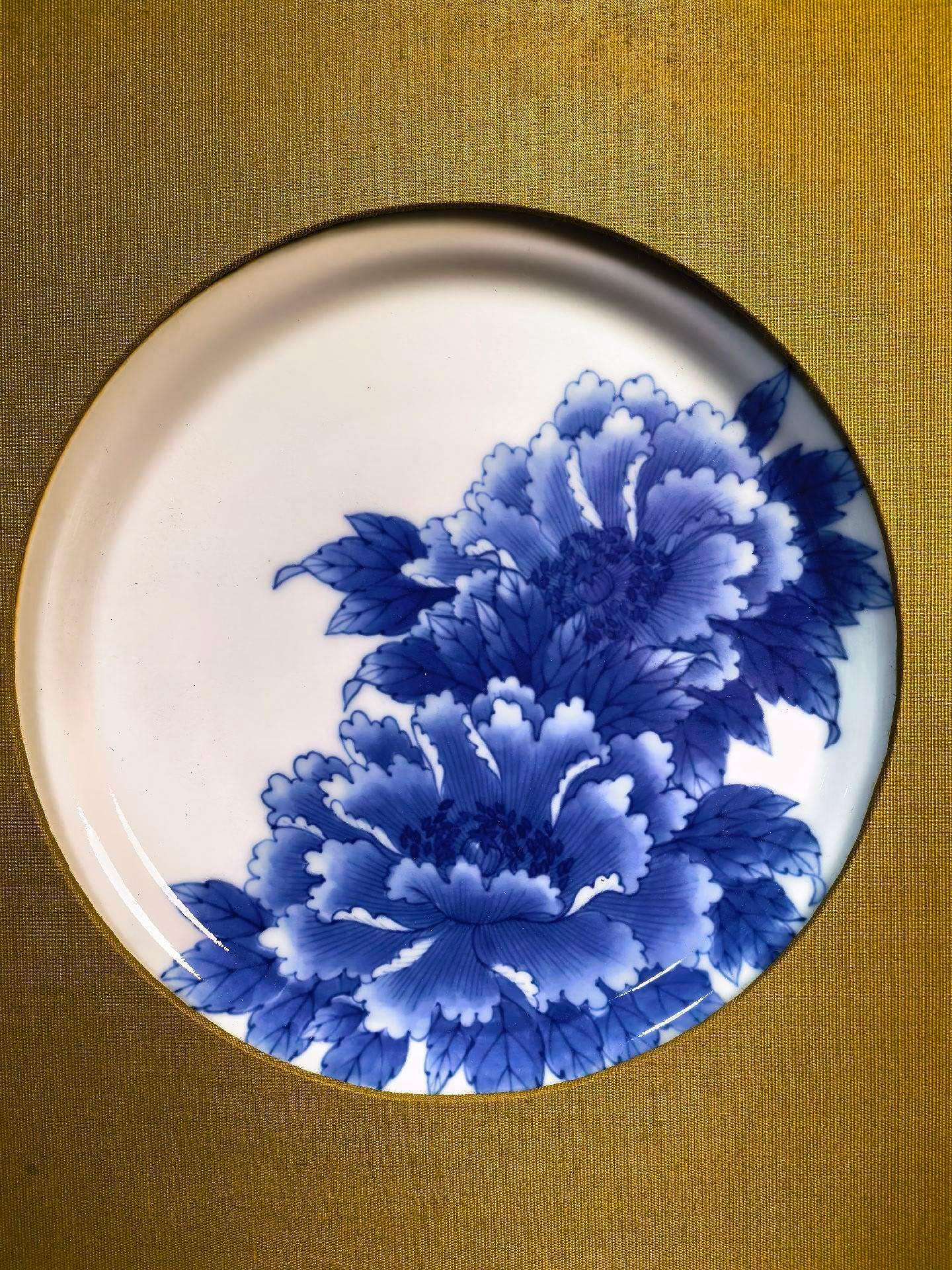 十四代辻常陸手繪牡丹青花賞盤，宮廷御用畫師力作，實木精美畫框青花瓷 