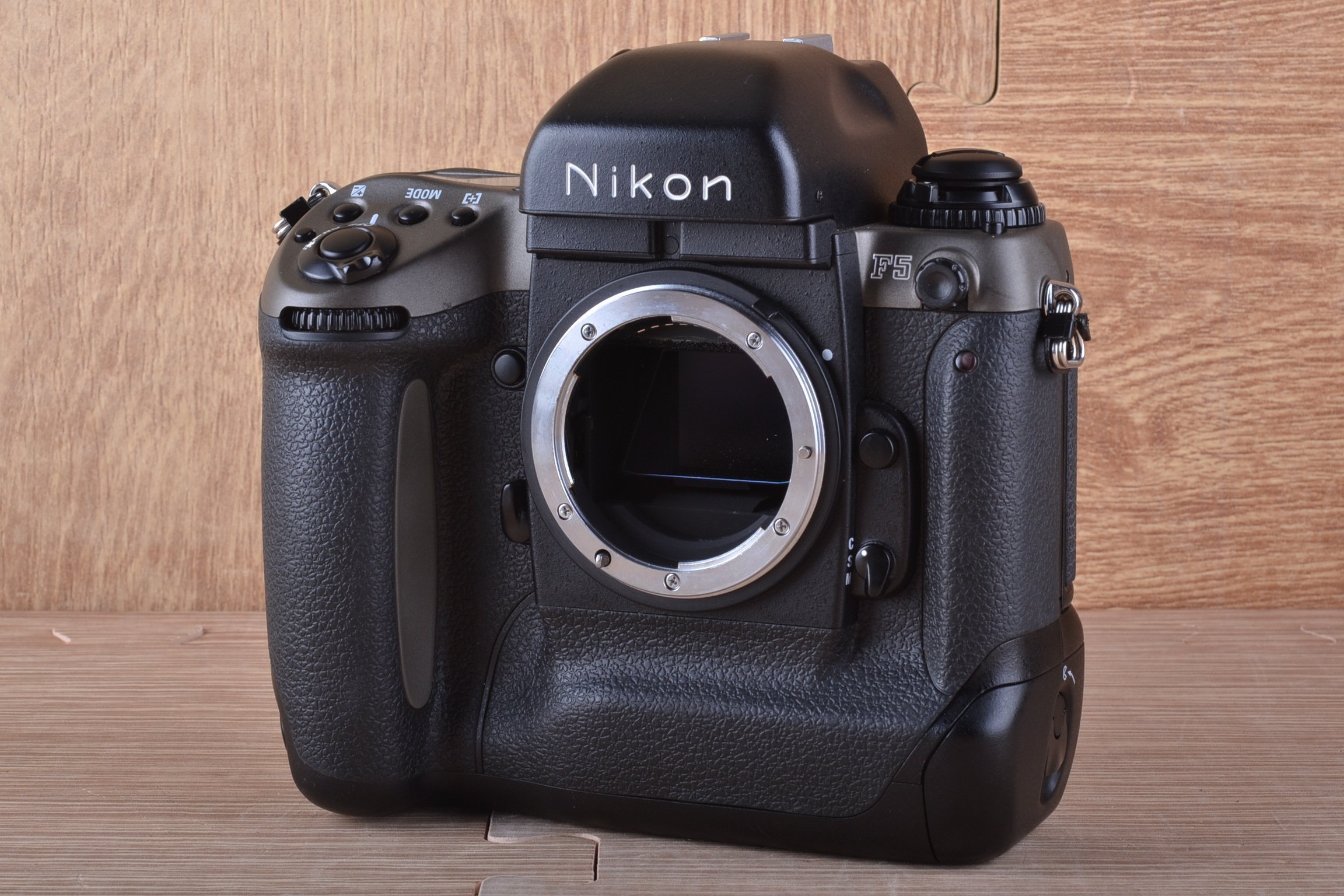 【TK】【ジャンク品】Nikon F5 50周年記念モデル限定3000台 ジャンク品】Nikon F5 50周年記念モデル限定3000台定価34万円 品