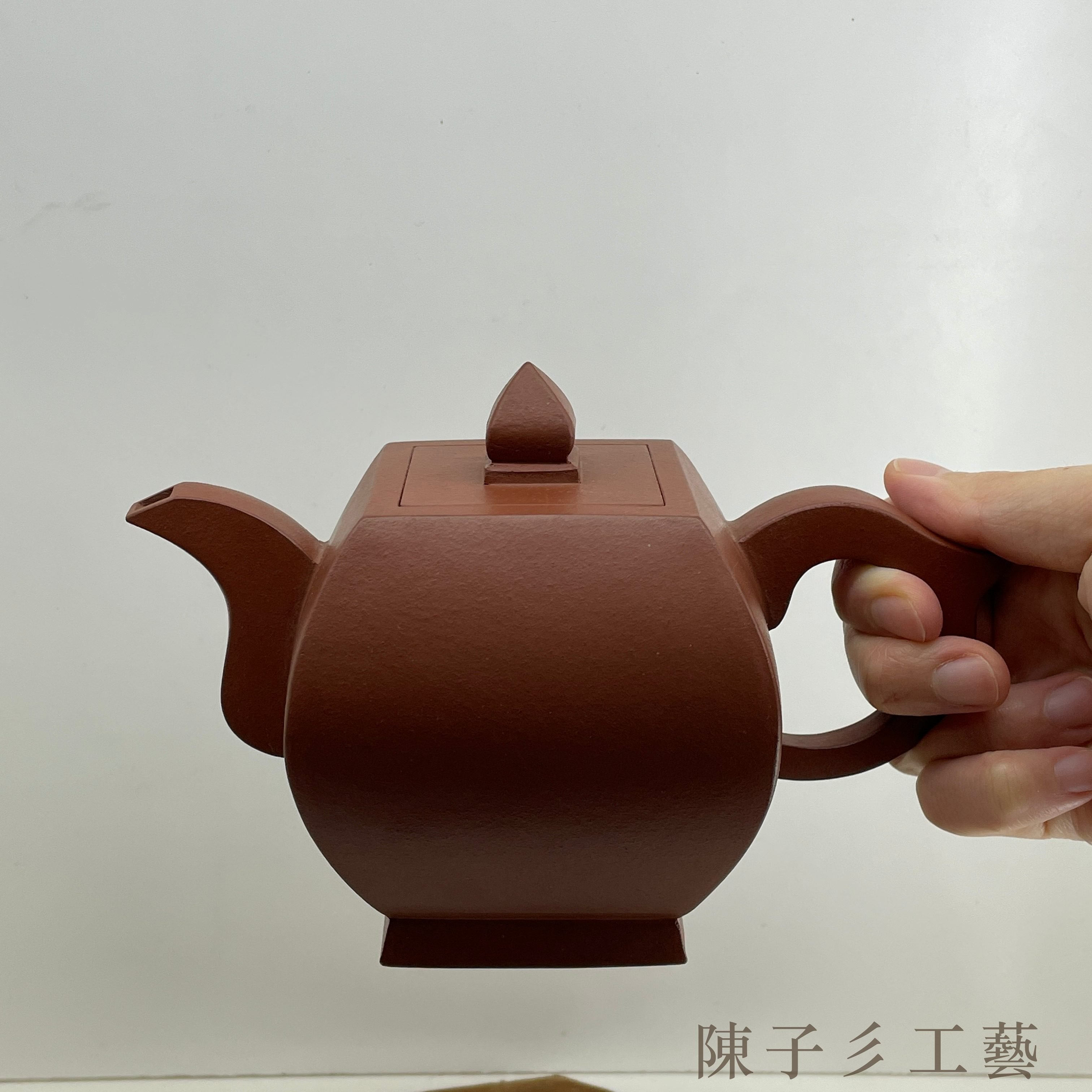 陳子彡】A43 [ 潘持平朱泥四方壺朱泥80年代18孔約400cc] 中國宜興紫砂