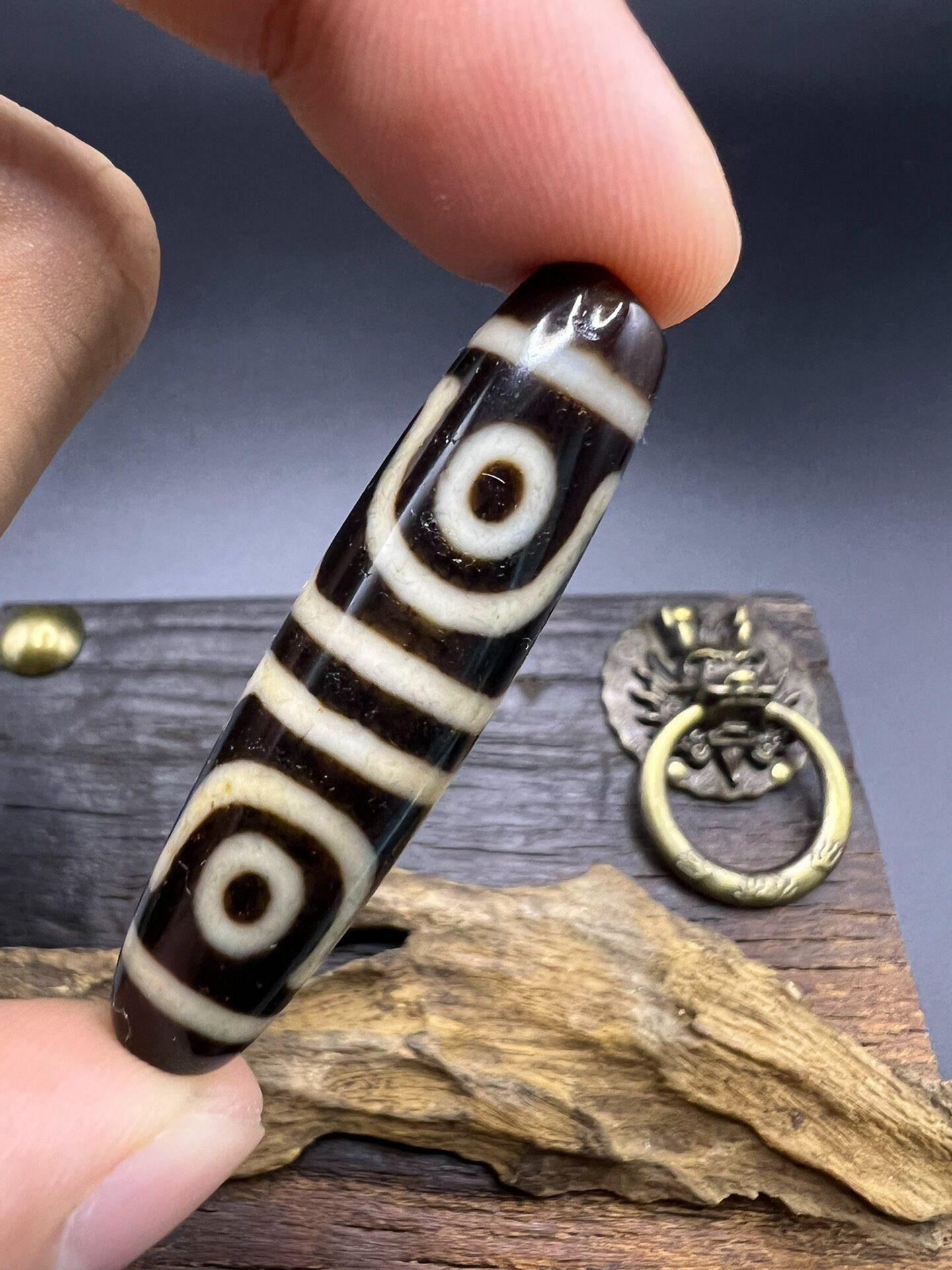 嚴選上肯天珠，如意四眼工藝手工珠，尺寸對孔49.6mm直徑12.2mm，黑白咬