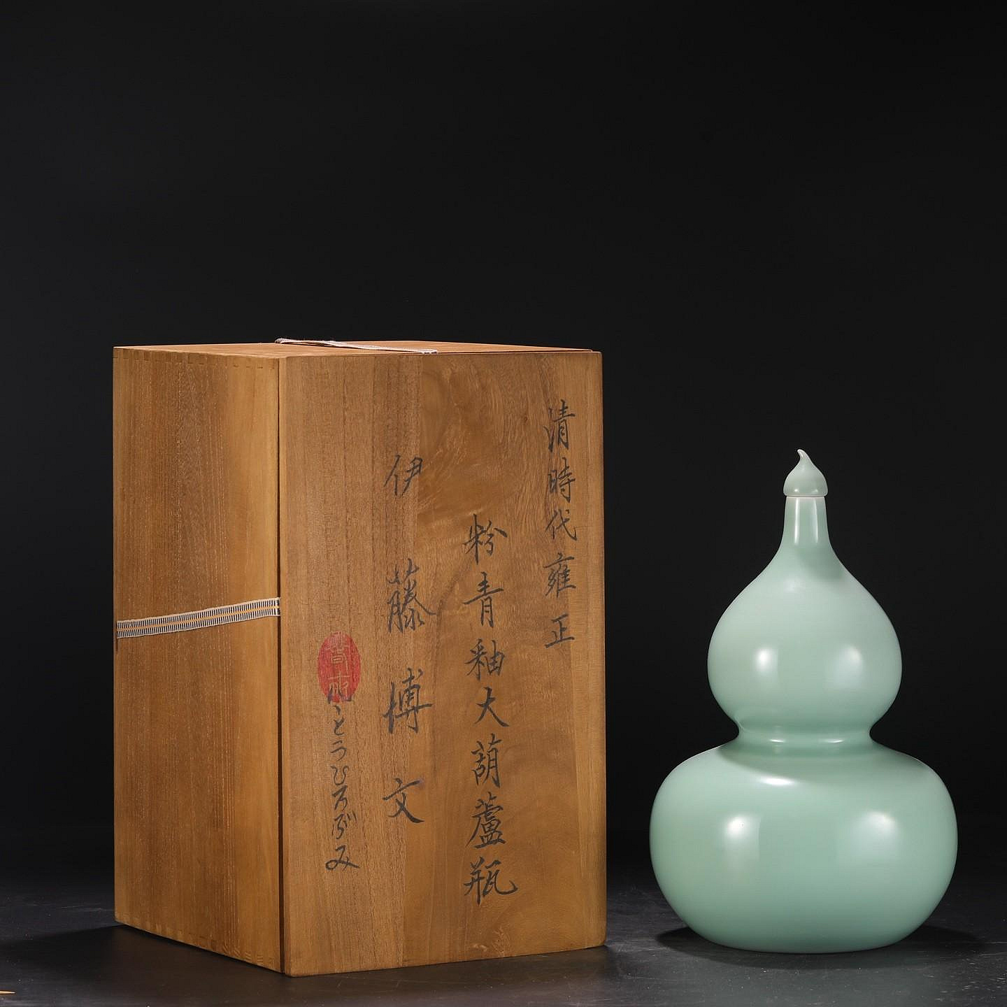 舊藏清代雍正粉青釉大葫蘆瓶尺寸：高34.5公分口徑2.8公分肚徑21公分