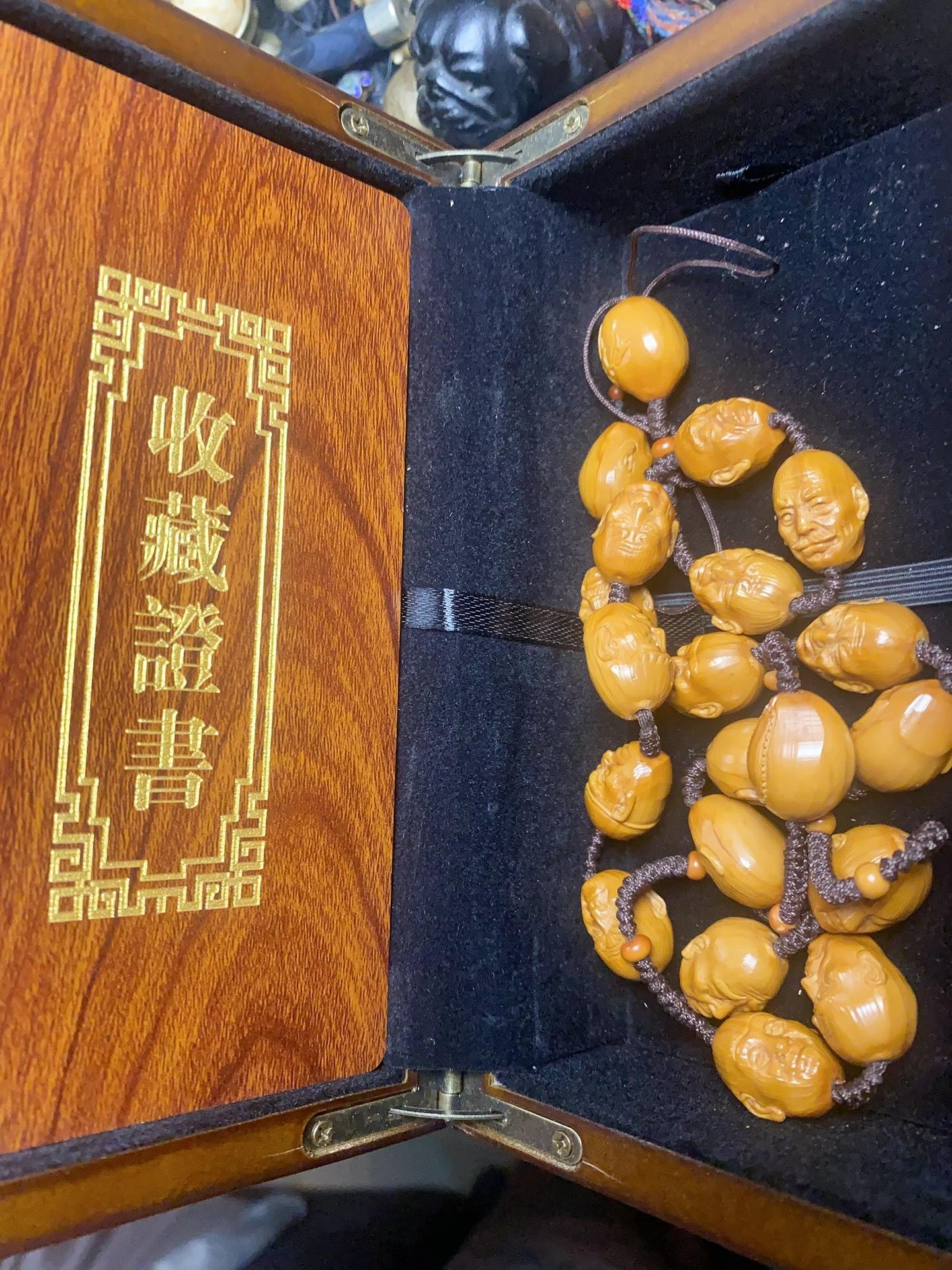 嚴選橄欖核十八羅漢手串，純手工雕琢藝術品，附贈專屬收藏證書實木雕刻