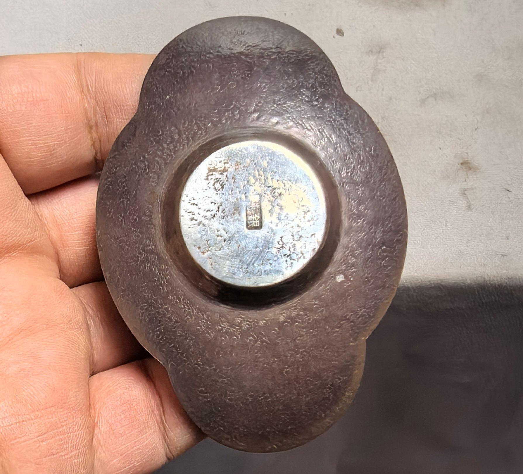 嚴選純銀茶托，底部刻有銘文，工藝精良，尺寸85x57mm，重241克，適合