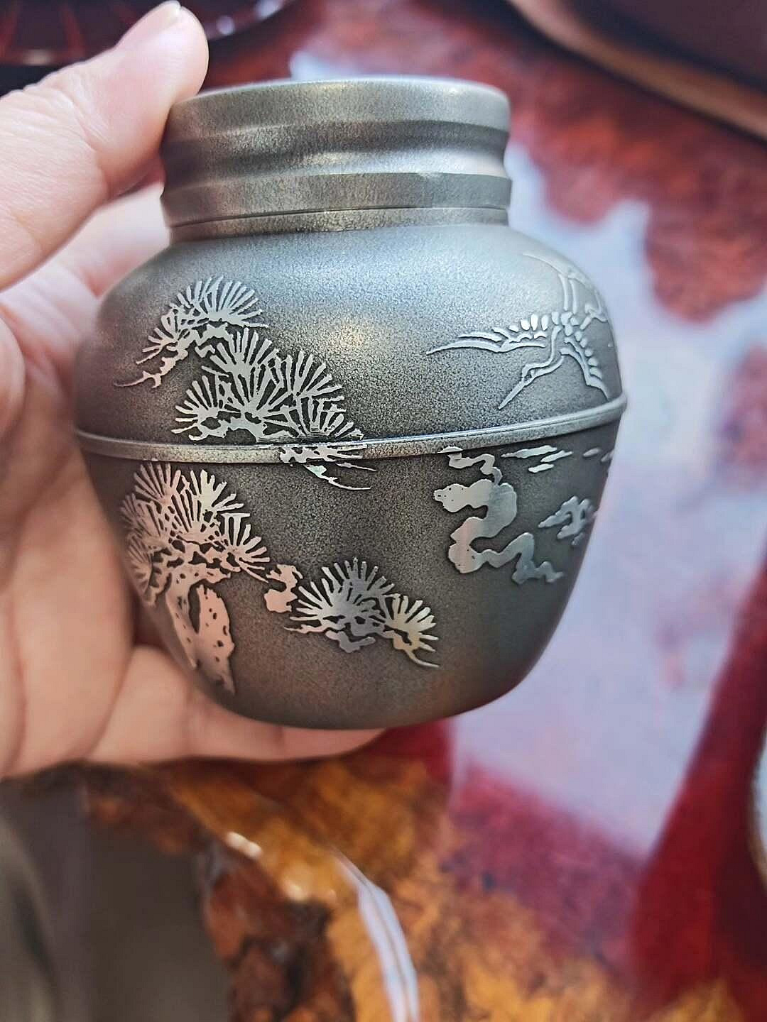嚴選日本薩摩正錫巖切茶葉罐，松竹梅紋飾精美，實心純錫製造，完美密封