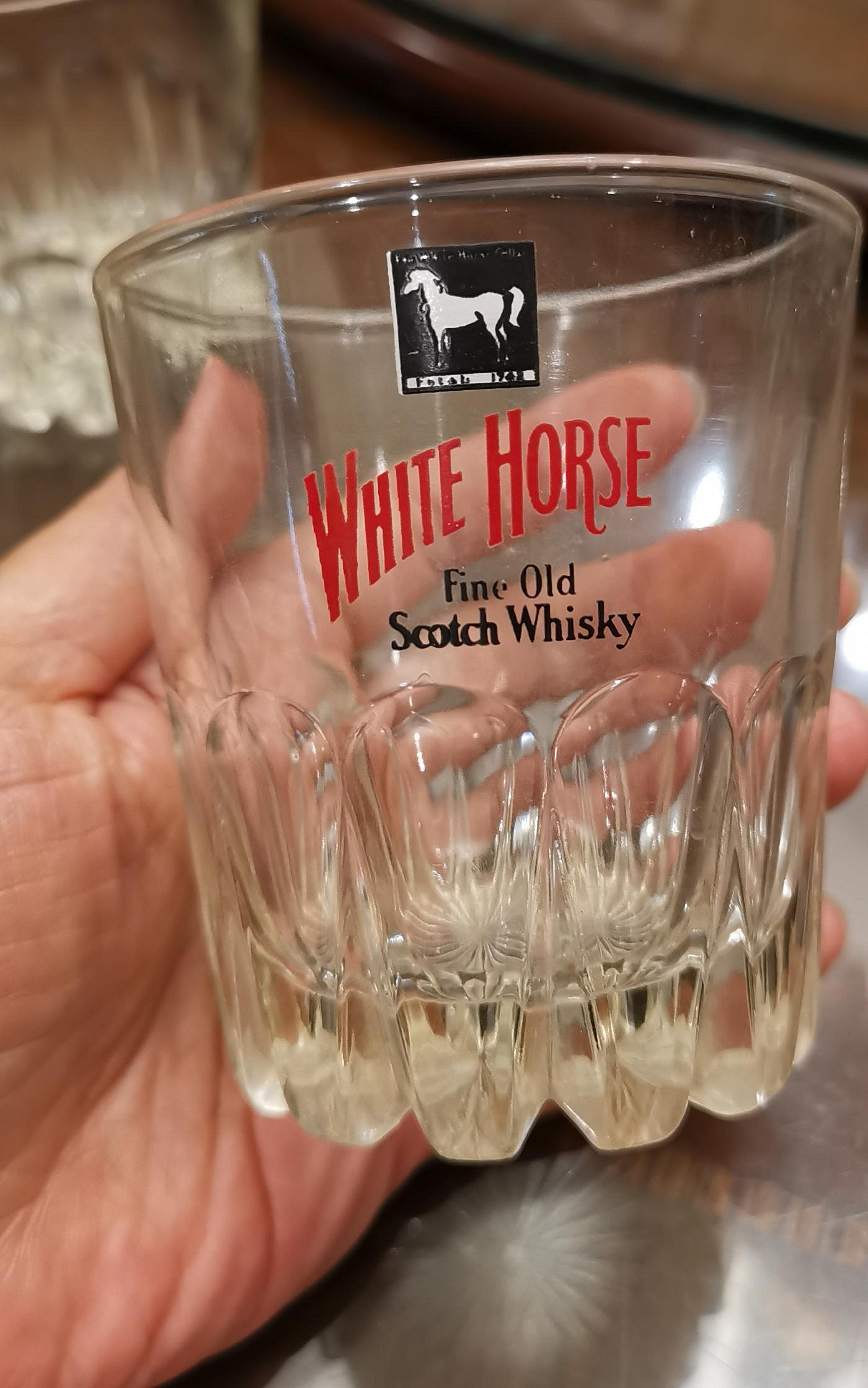 老玻璃酒杯，白馬White Horse威士忌厚底玻璃酒杯，每個售價180元