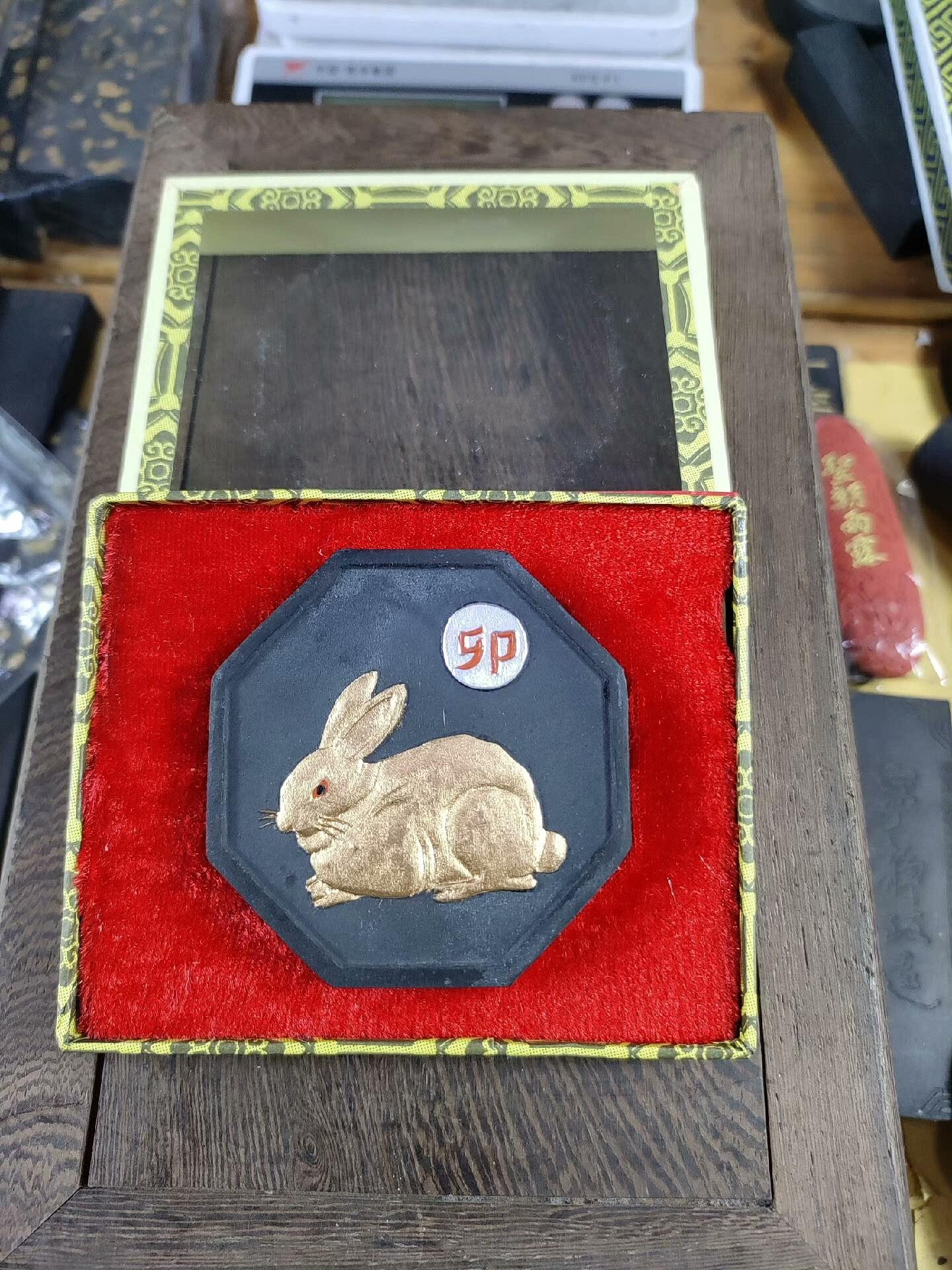 舊藏老墨徽歙老胡開文舊藏老墨，卯年大吉，細松煙，重約46克，包裝玻璃