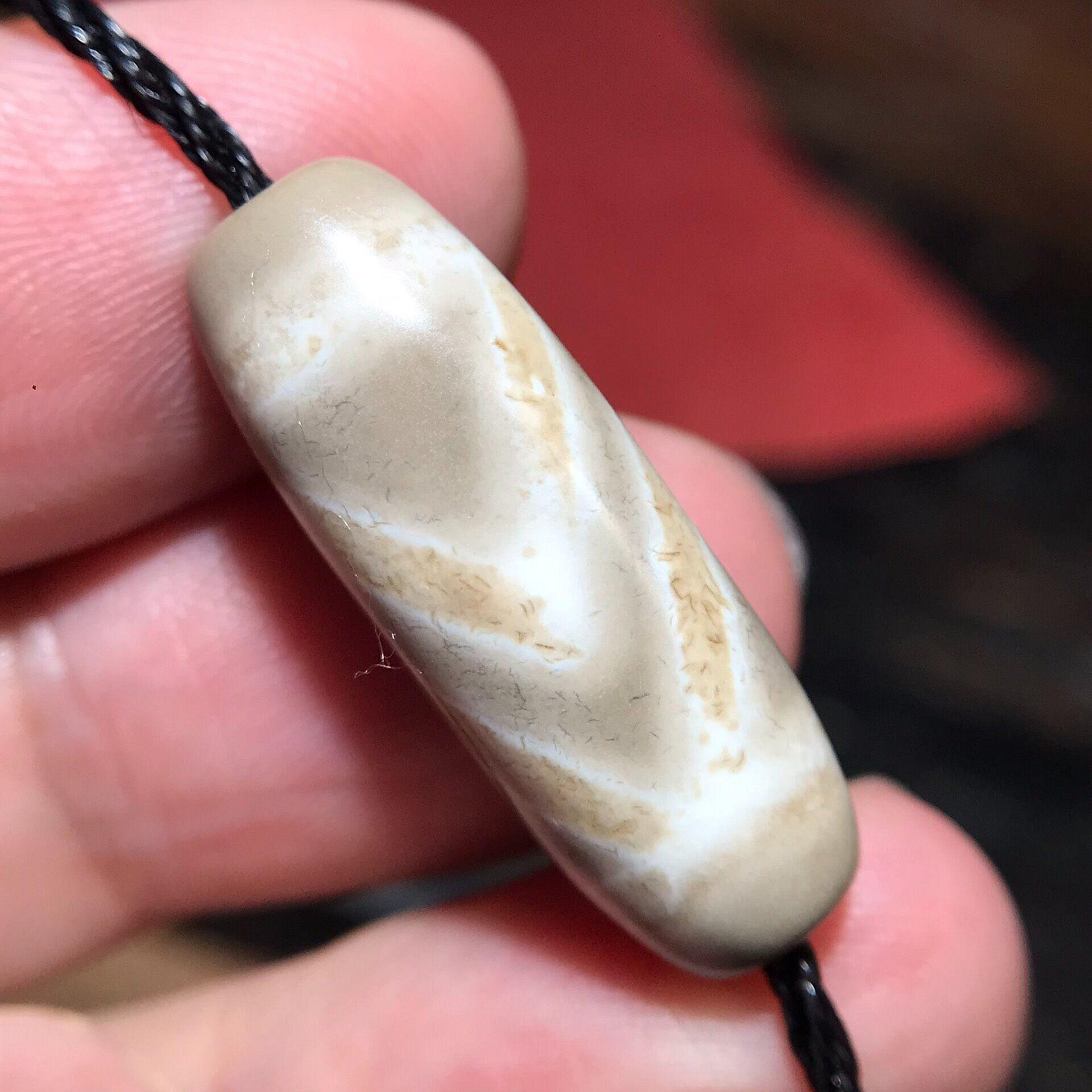 嚴選尺寸11×29毫米白毫天珠，瑪瑙質地肉糯風化細膩，手工仿純珠型