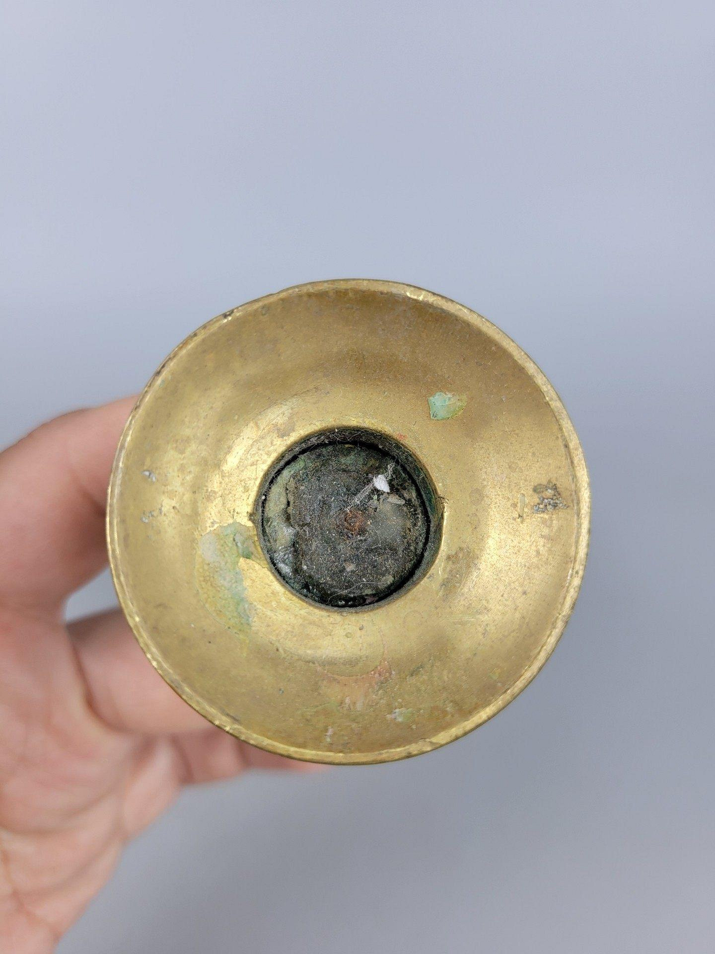 嚴選古董風西洋銅燭臺，重216克，品相如圖展示，年代久遠具獨特魅力