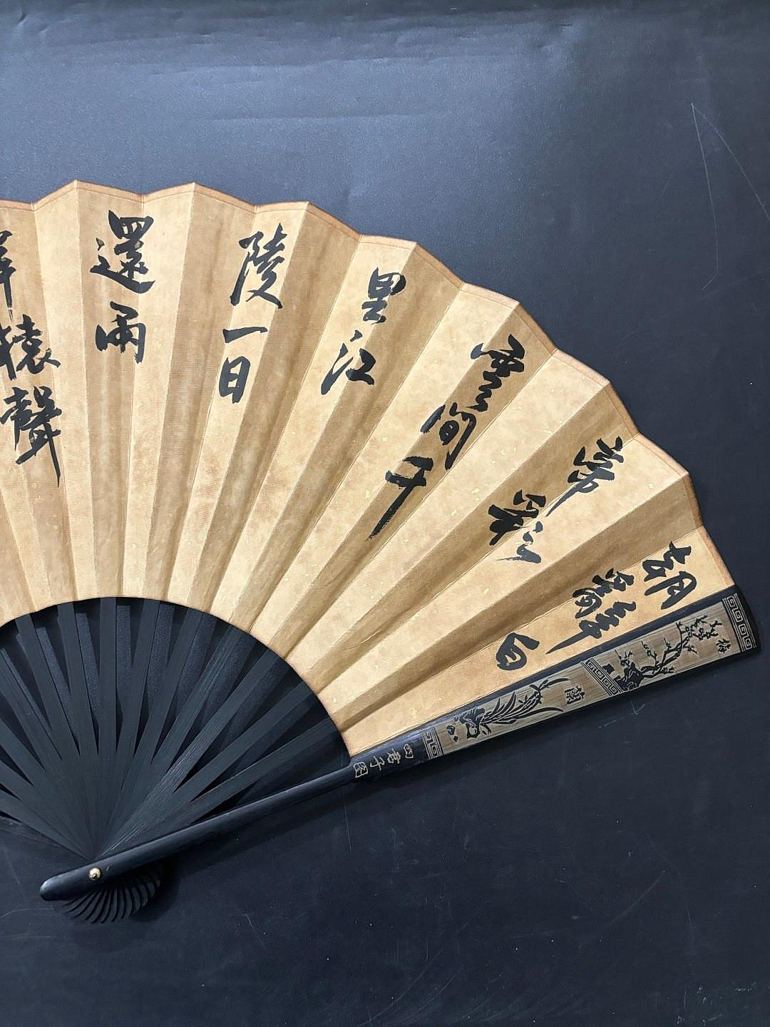 代號Z24《郎世寧花卉》手繪鏤空折扇材質：宣紙扇面尺寸：寬60cm*高33cm