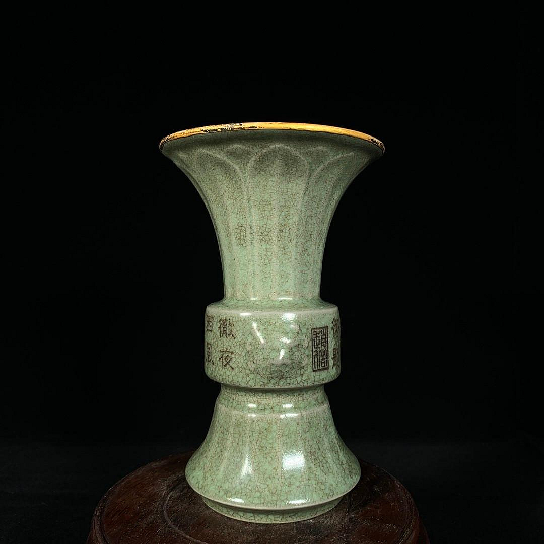 宋汝窯包口刻詩文花觚，高18釐米，直徑11.5釐米，1505167 建窯瓷器官窯