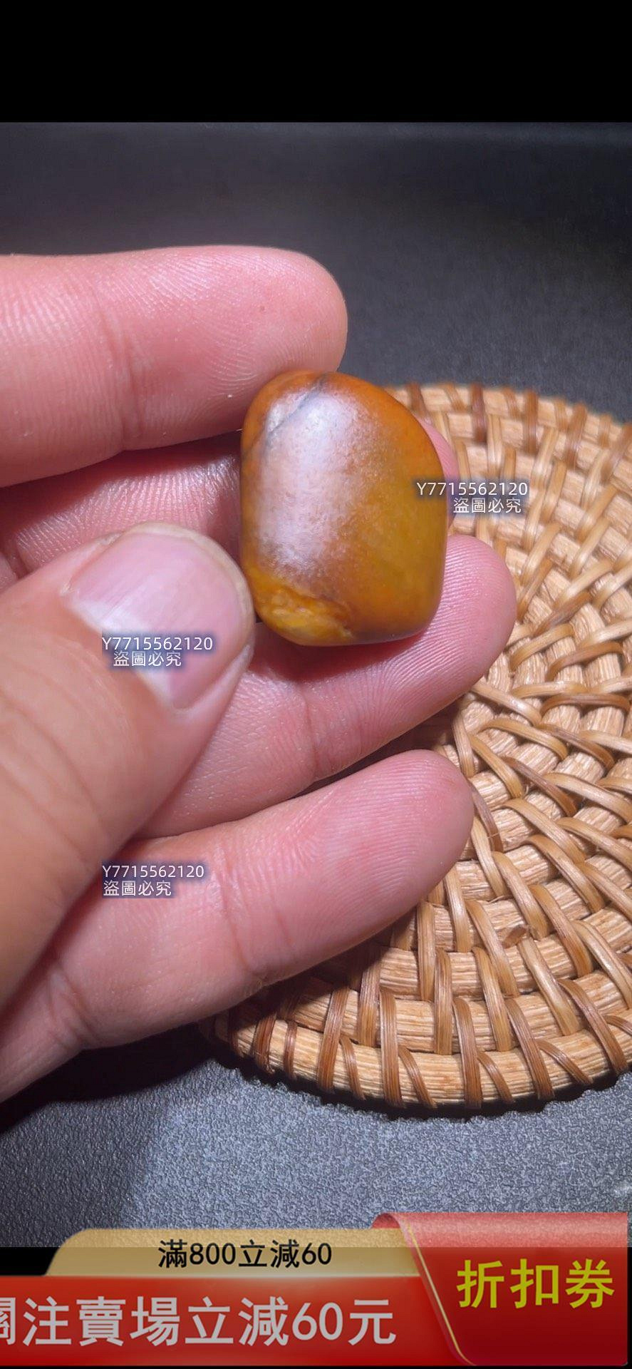 和田玉籽料原石，新疆和田玉黃沁籽料，料子整體呈橢圓形，皮色漂亮