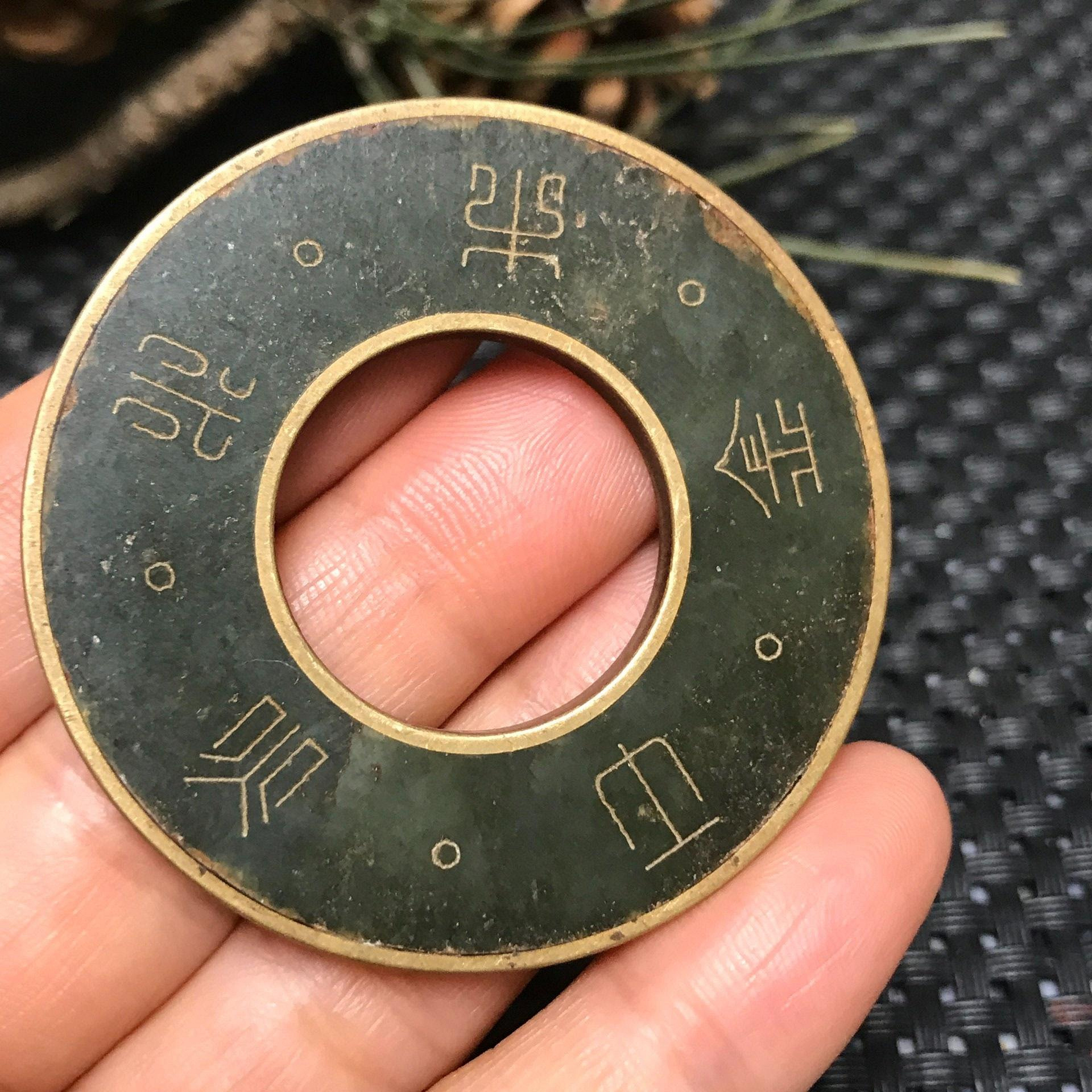 嚴選古董和田青玉壁形平安牌，手工銅鑲嵌，重量19.1克。年代久遠，品相