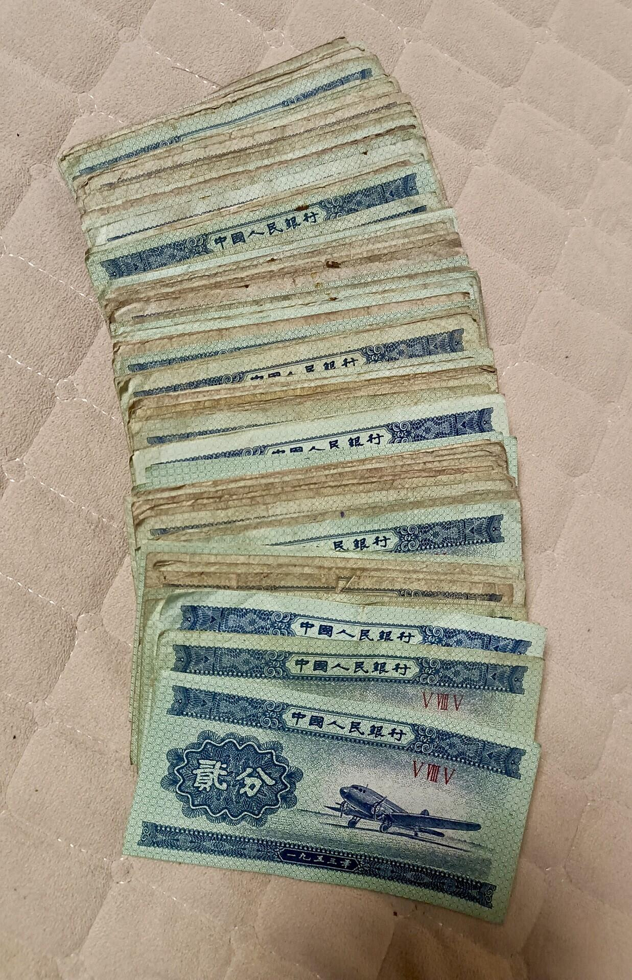1953年中國人民銀行貳分紙幣100張，年代久遠珍貴收藏品，歲月痕跡顯