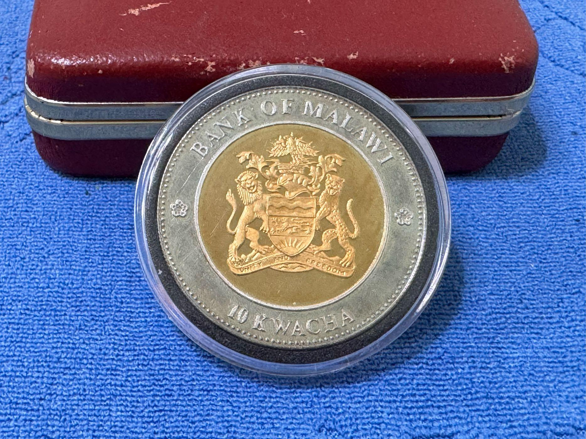 西元2004年發行，泛亞銀行監製，南非鑄幣廠精鑄，台灣第一次和平公投