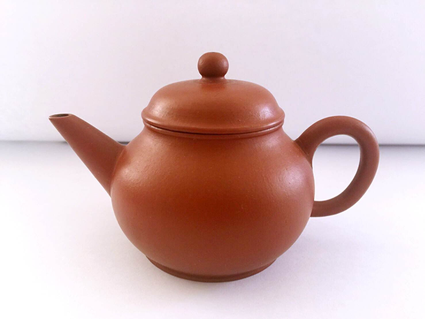 中国古美術・原鉱紫泥高六方紫砂壺・底款：王寅春・紫砂壺・朱泥・急須・茶道具・置物 中国古美術・原鉱紫泥高六方紫砂壺・底款：王寅春・紫砂壺・朱泥・急須