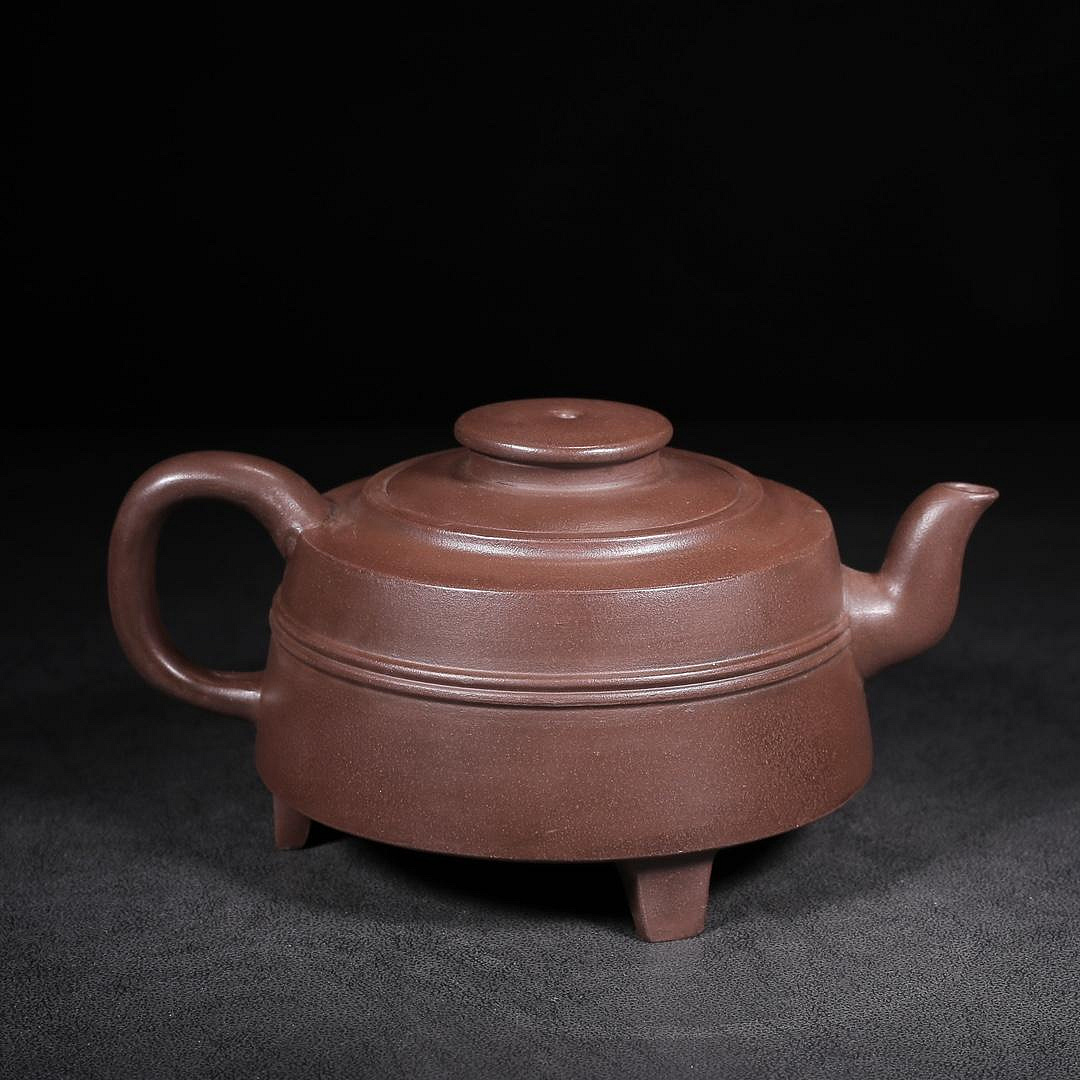 宜興紫砂茶壷（底款「徐漢棠制」、高さ１０ｃｍ、横幅１３ｃｍ、容量１５０ｃｃ） 珍藏紫砂壺：三角線圓底款：徐漢棠品尺寸：189cm容量：400cc紫砂分類