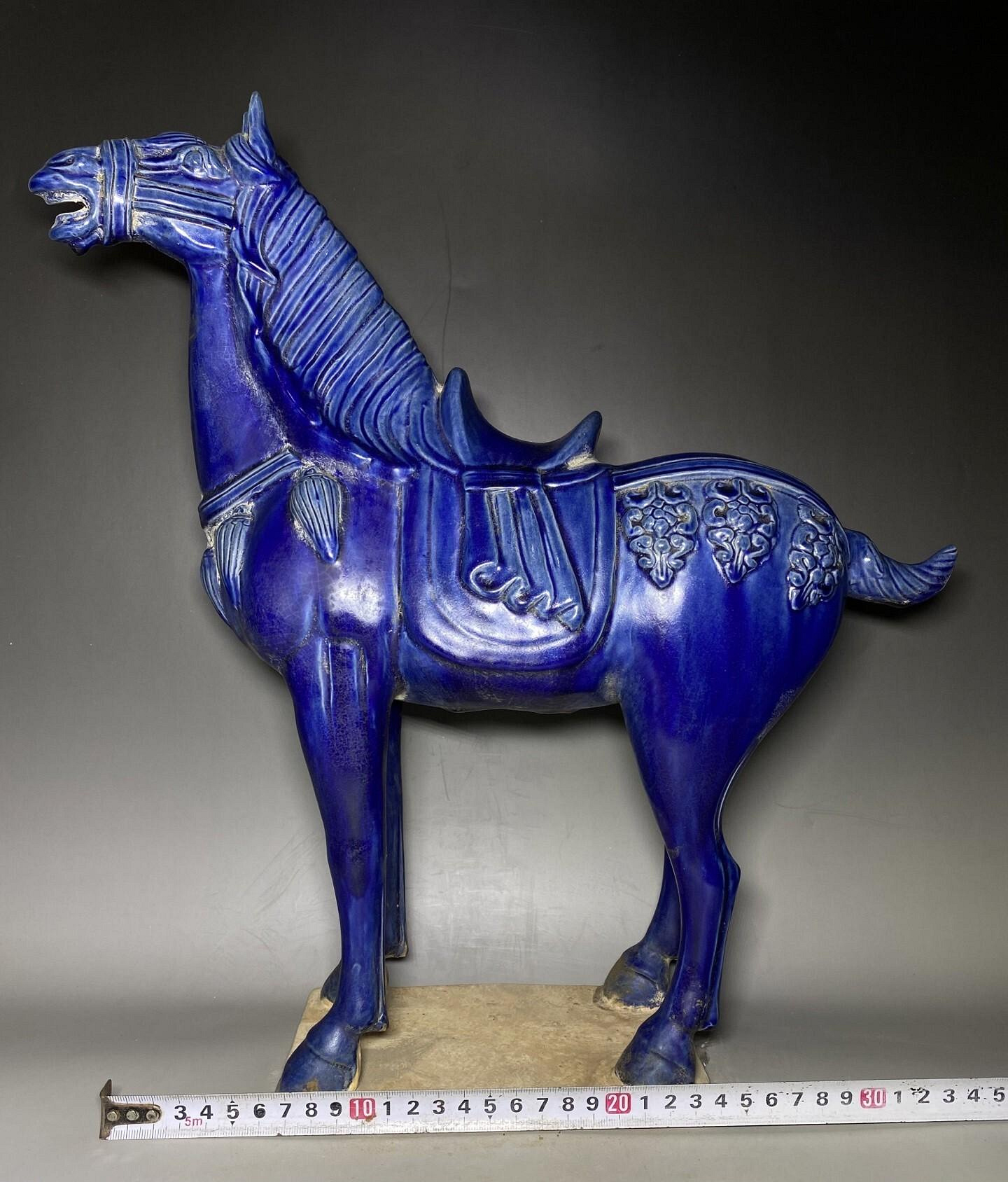 鈷藍釉唐三彩馬造型規整，工藝精細，品相完好，釉色溫潤，甚為難得，實