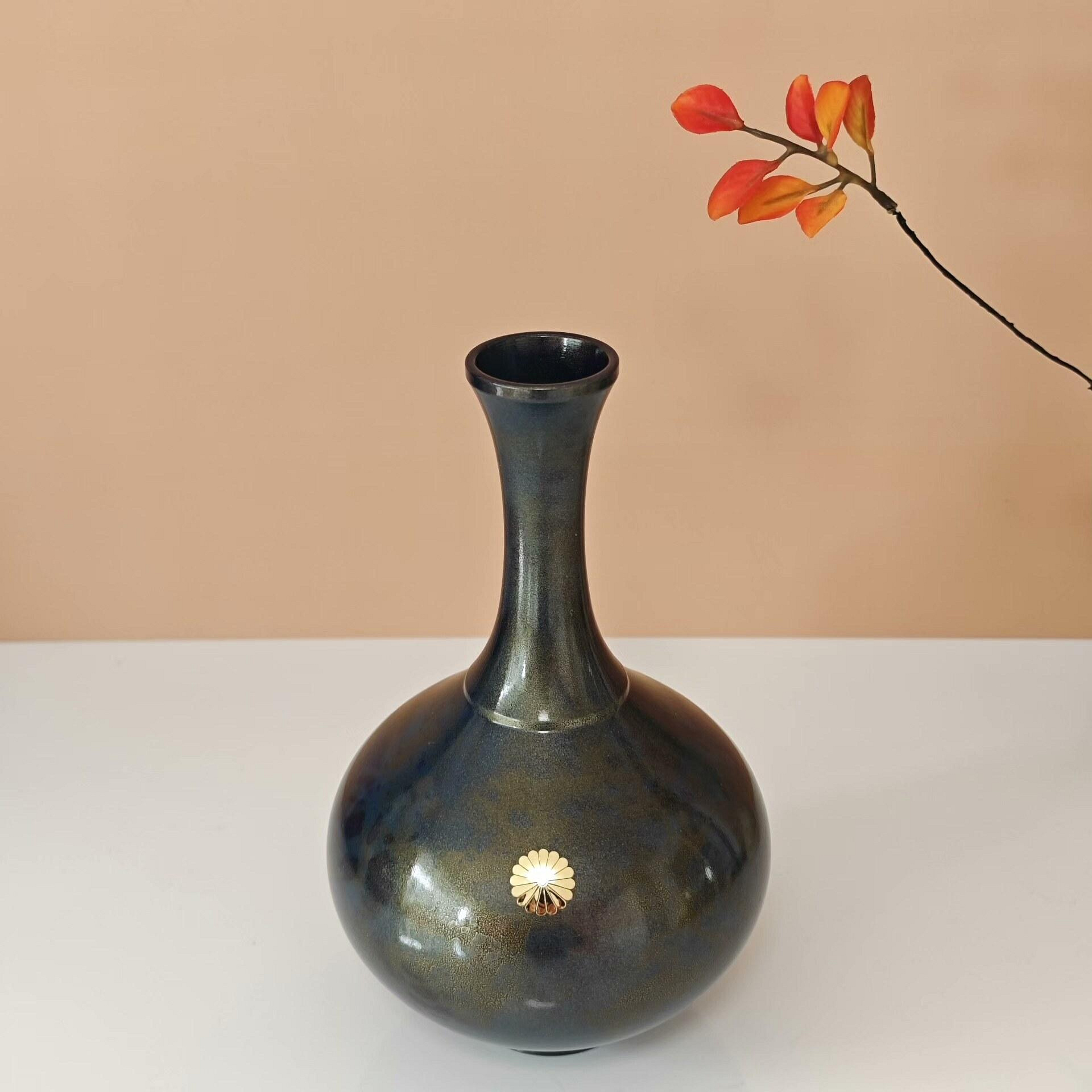 嚴選日本昭和時期高崗銅器峰雲作鑄銅嵌菊花瓶，底足刻款全品無瑕疵