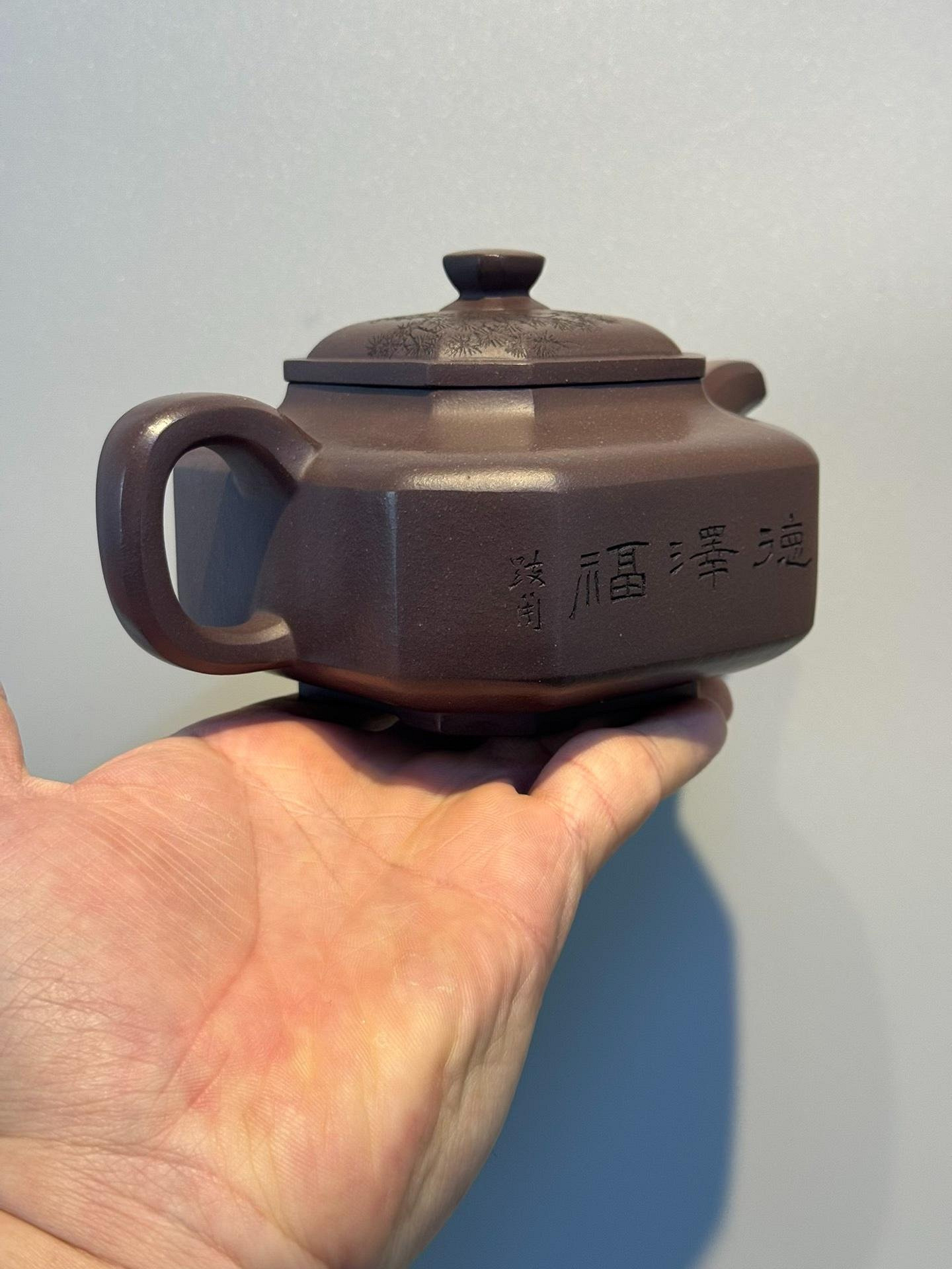 嚴選暮古壺名家范大生款矮八方紫砂壺，跂陶精湛雕刻，極品老料紫泥，網
