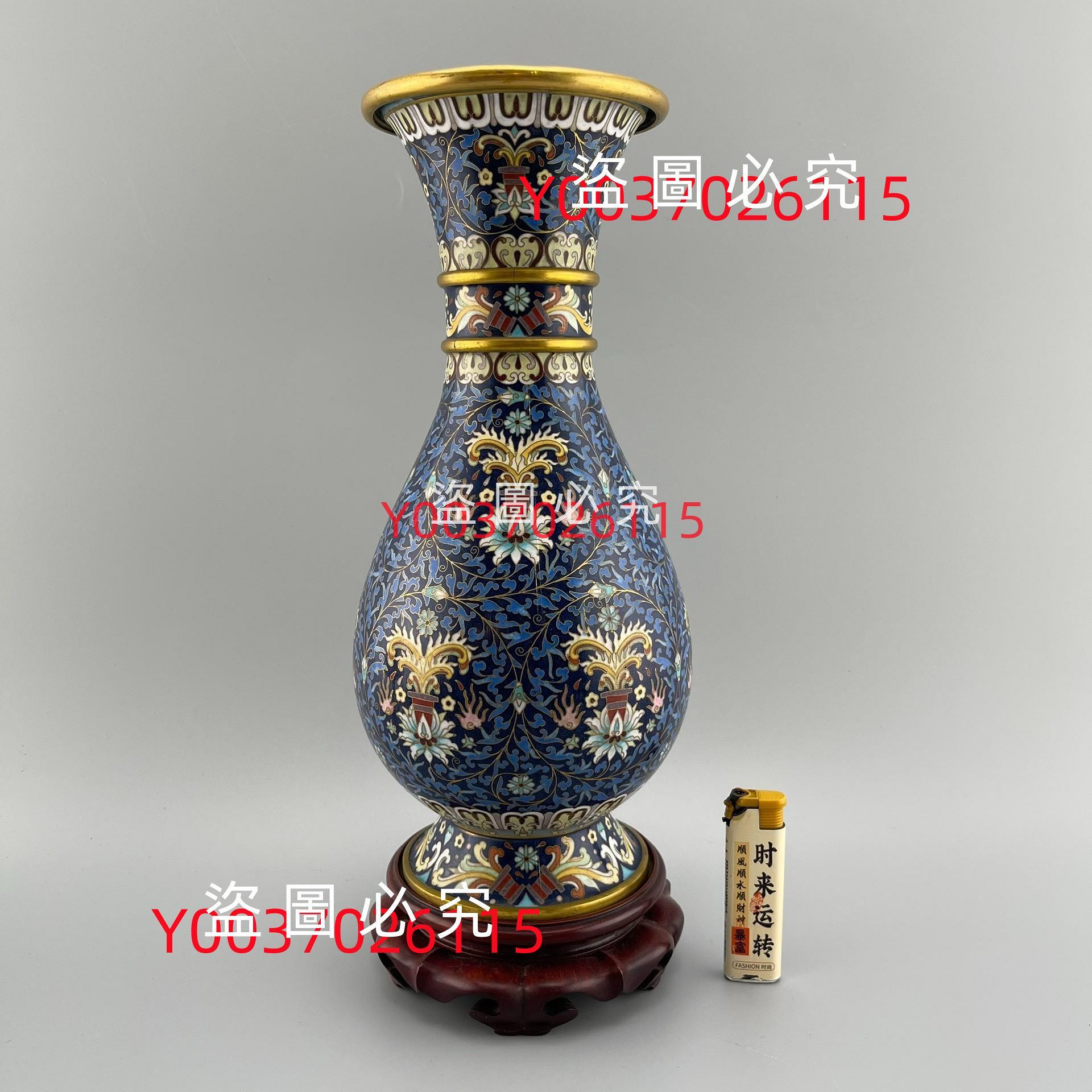 70年代北京工美口英國蝶花牌瓶含座，高30.6厘米以中國傳統紋樣纏枝蓮為