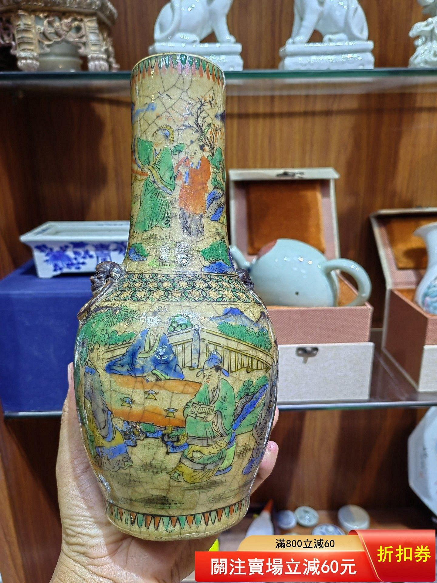 清乾隆年制黃哥釉五彩人物雙耳瓶，高25.2公分，絵精緻人物故事，色彩