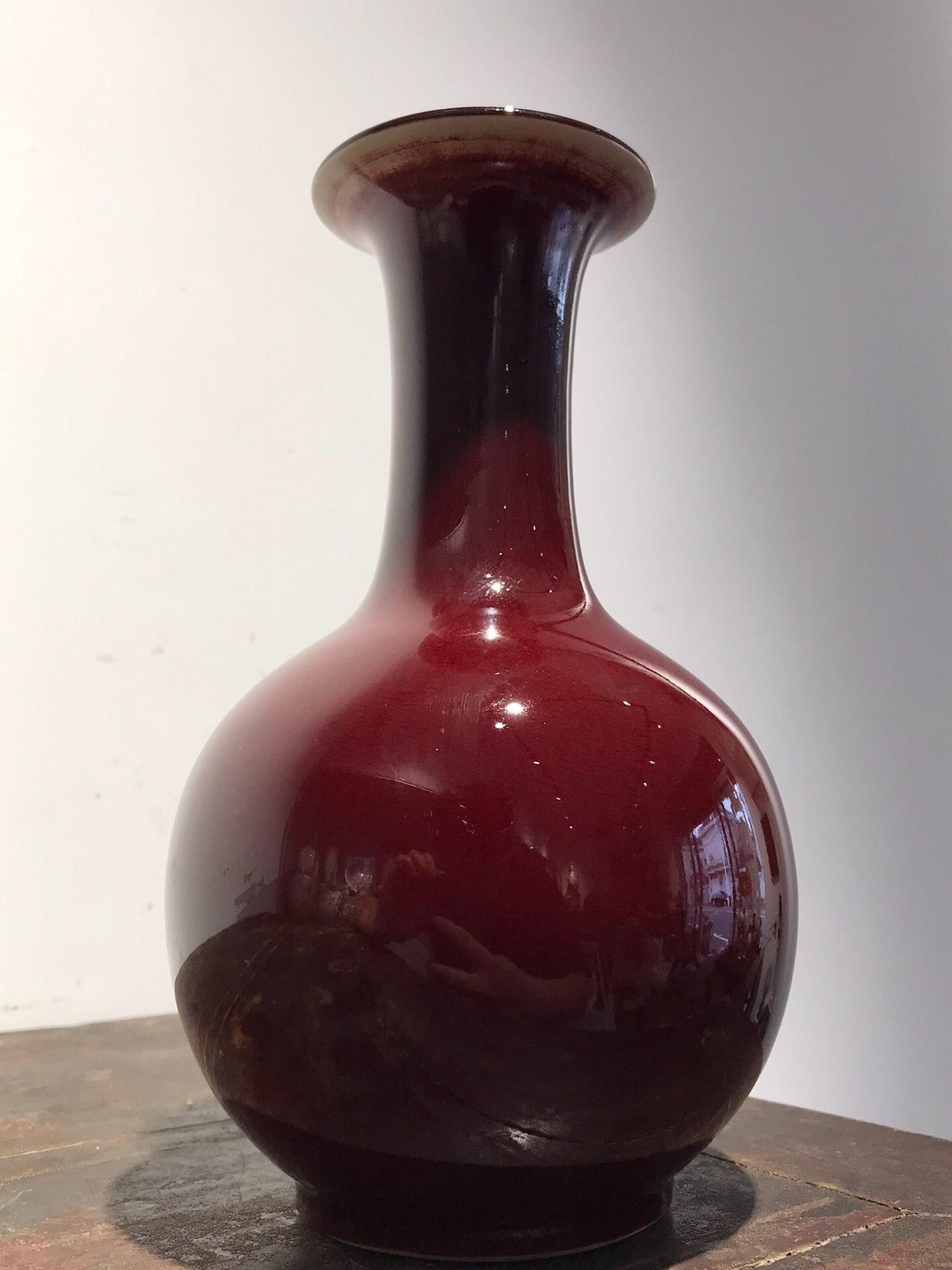 70年代紅釉天球瓶，高22.9cm，品相優良，可擺可賞嚴選古董紅釉法口瓶