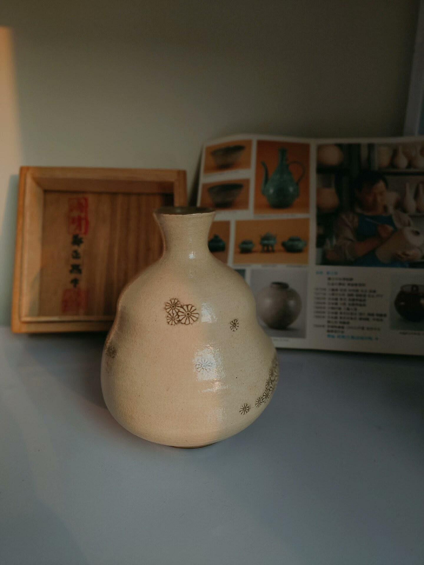 嚴選高麗青瓷名家鄭正默海晴作粉青菊紋花瓶，手制珍品，高13.5cm、肚徑