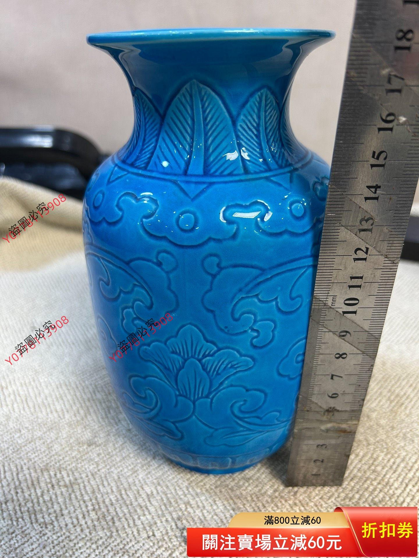 早期景德鎮孔雀藍釉暗刻花瓶，瓶身高約22厘米，瓶身呈豎向分段設計