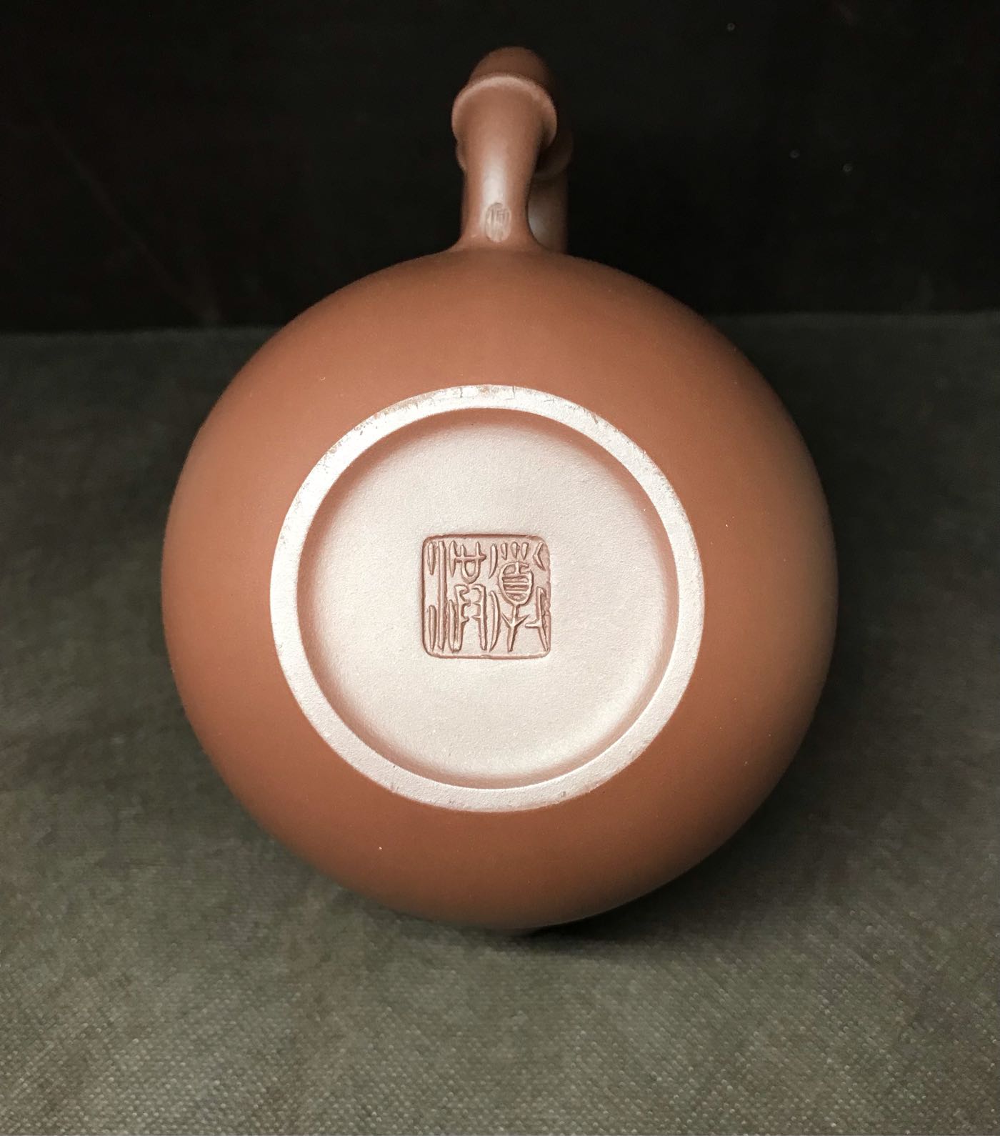 紫砂又一傳奇.制壺有獨特設計.其「壺形」統稱：何派.何流.這把1998年制