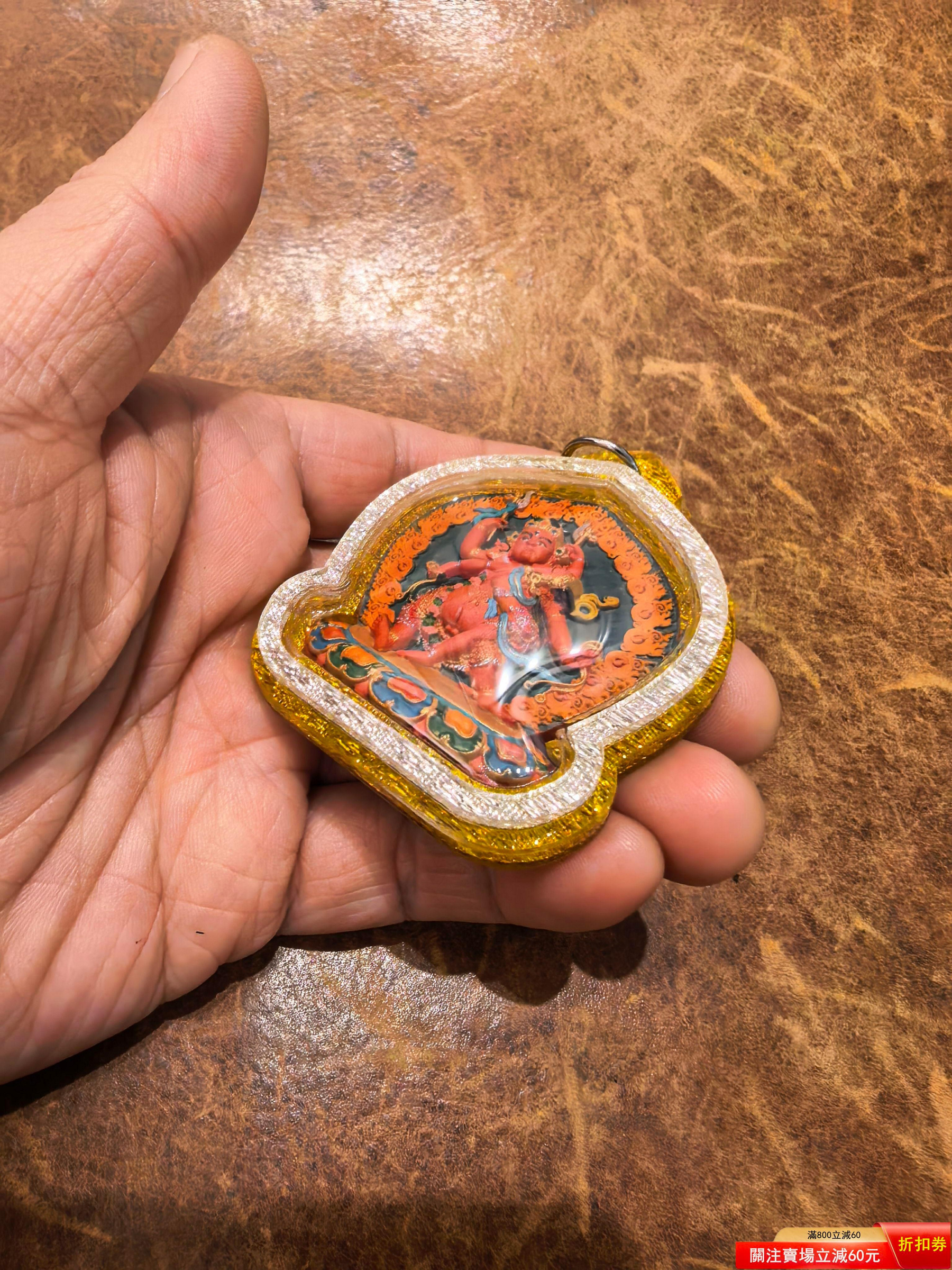 彩繪大自在天擦擦，畫工精細，已包亞克力防水殼可直接佩戴，一物一圖