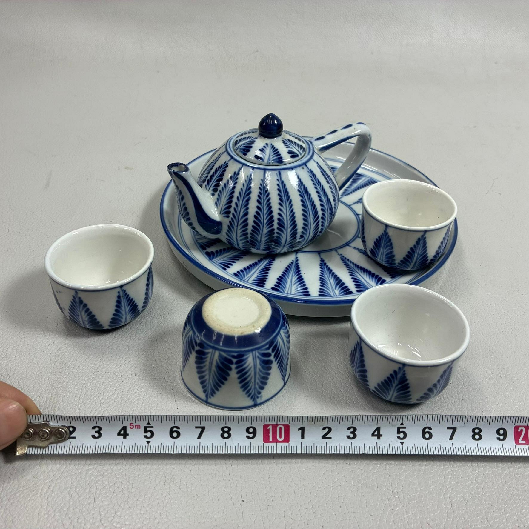 茶道具　古陶園　竹鳳窯　伊藤伊平作　染付菊唐草文　茶壺　共布共箱　V　8013 藏舊尋寶屋】老日本PHOMEX青花芭蕉葉紋陶瓷茶具組一個茶壺、四個茶杯和