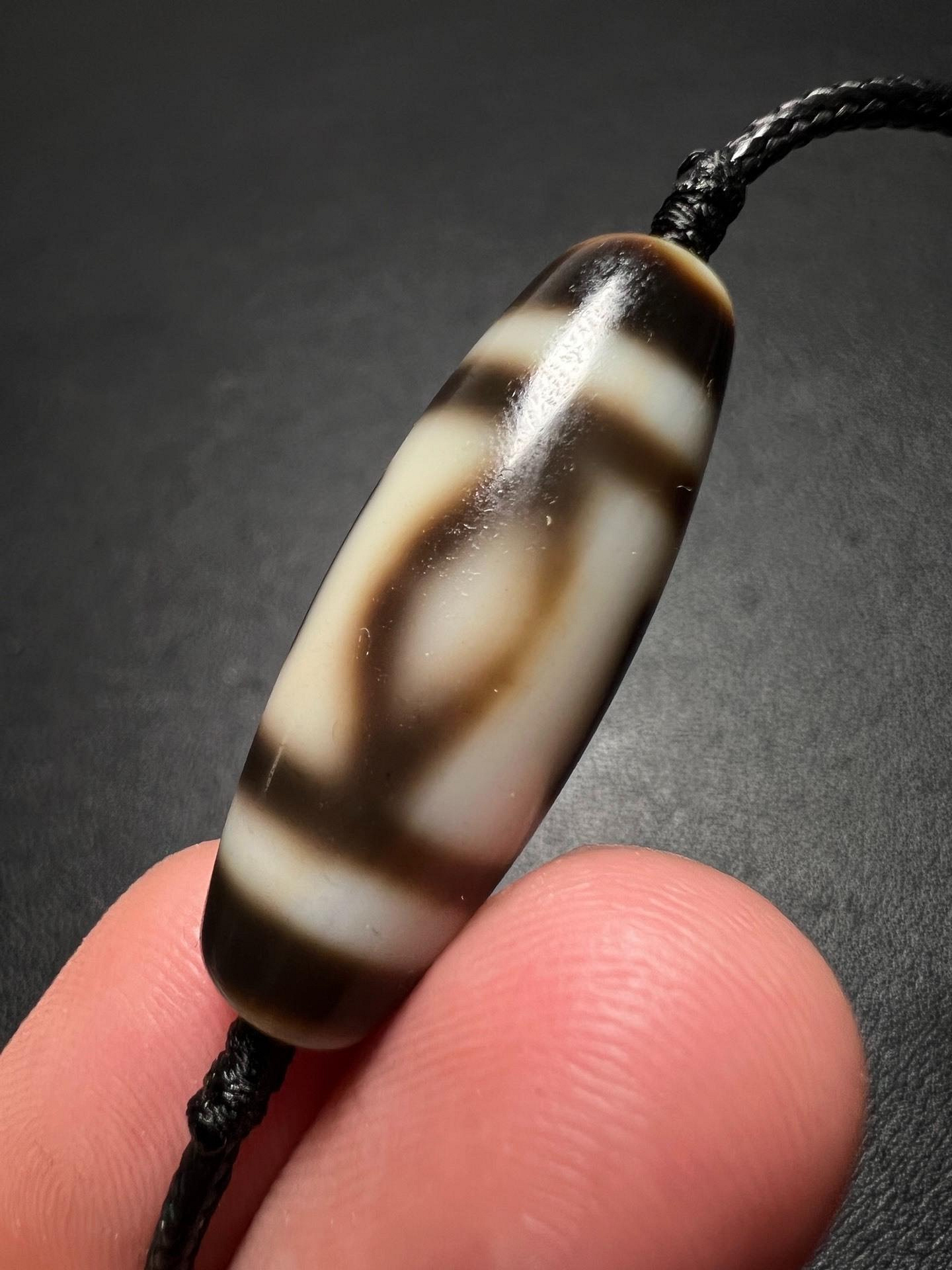 嚴選臺灣良品特殊天地天珠，油潤細膩咬色扎實，尺寸mm精心打造。一物一
