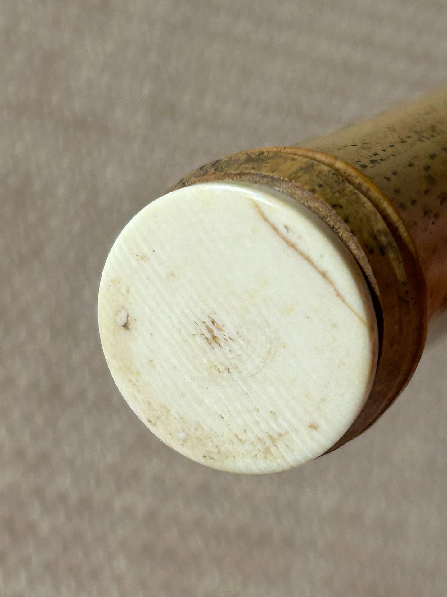 百年胡麻竹斑竹香筒，自然紋理獨特，使用痕跡添風采，質地堅韌耐用