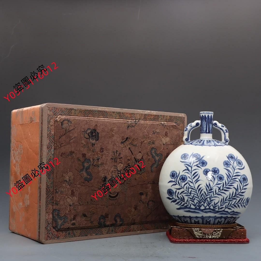 可議價舊藏明宣德青花花卉抱月瓶，高度26cm，口經3cm，肚經22cm，底經