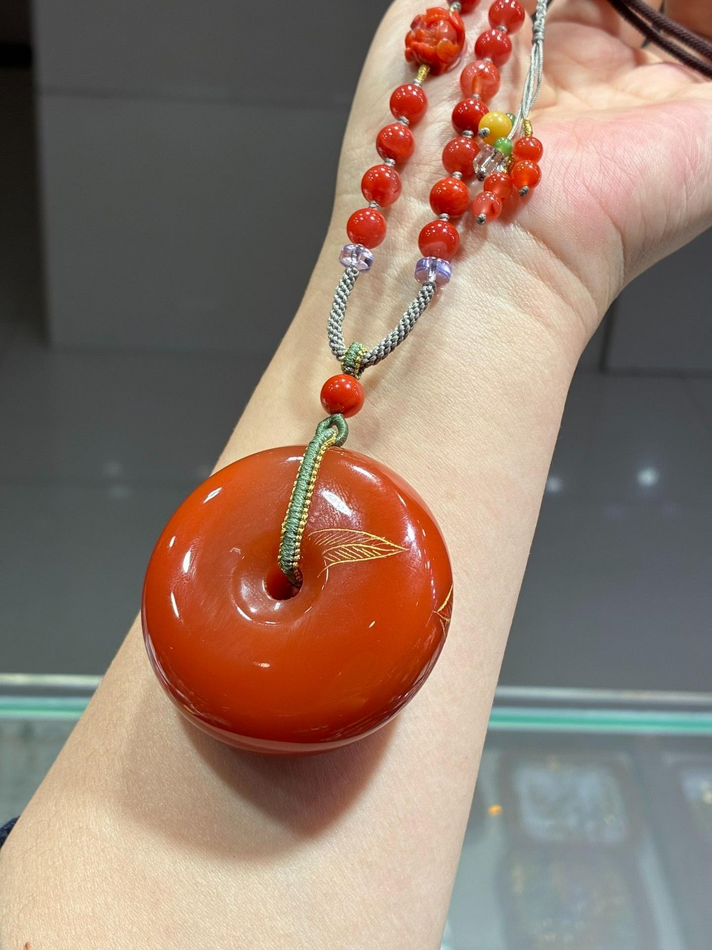 天然南紅瑪瑙平安扣吊墜，尺寸約54.3/19.1mm，個別瑪瑙紋，3處輕微手感